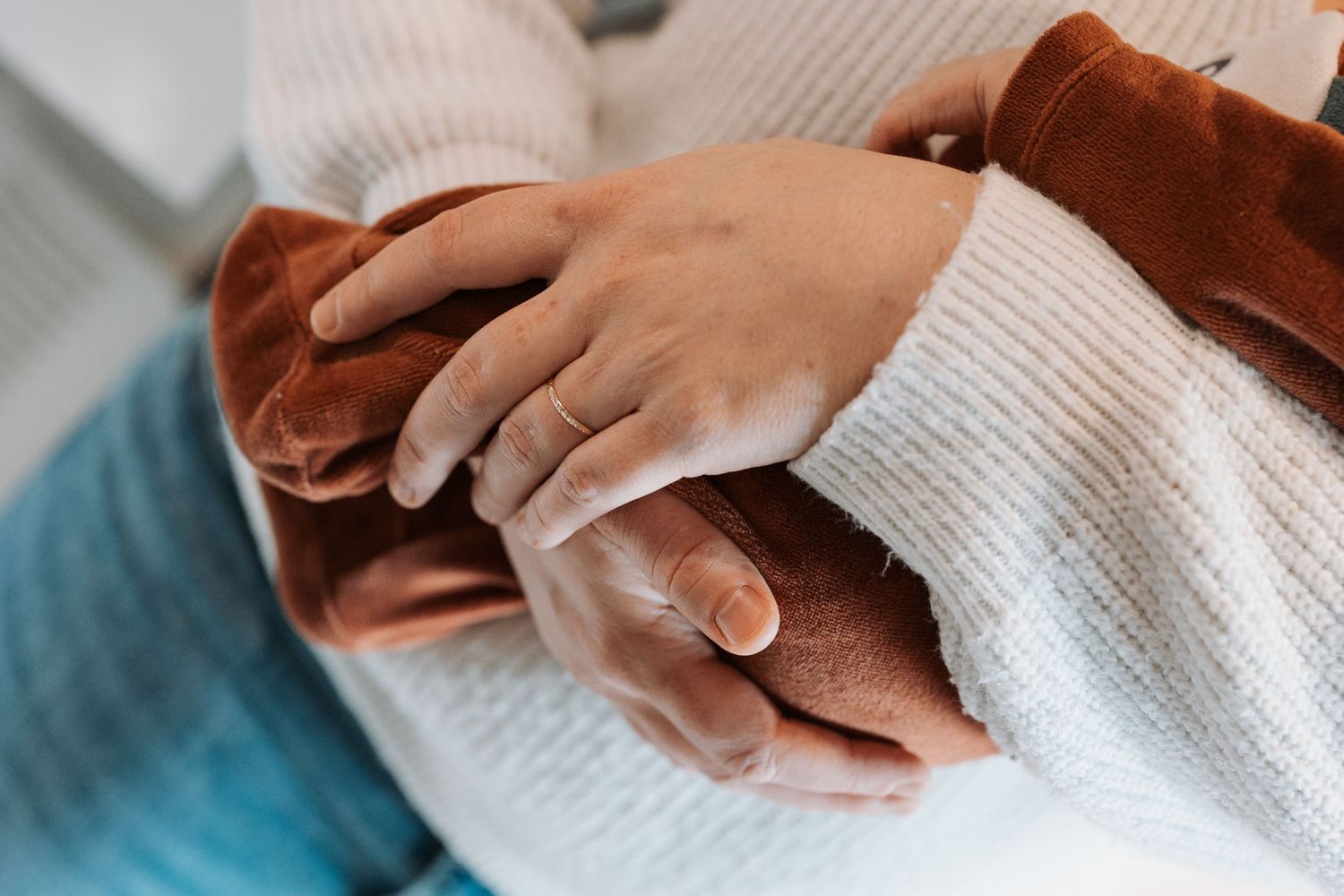 Photographe à Chartres, Eure-et-Loir, je capture vos mariages et instants de vie en famille, couple ou naissance avec émotion.