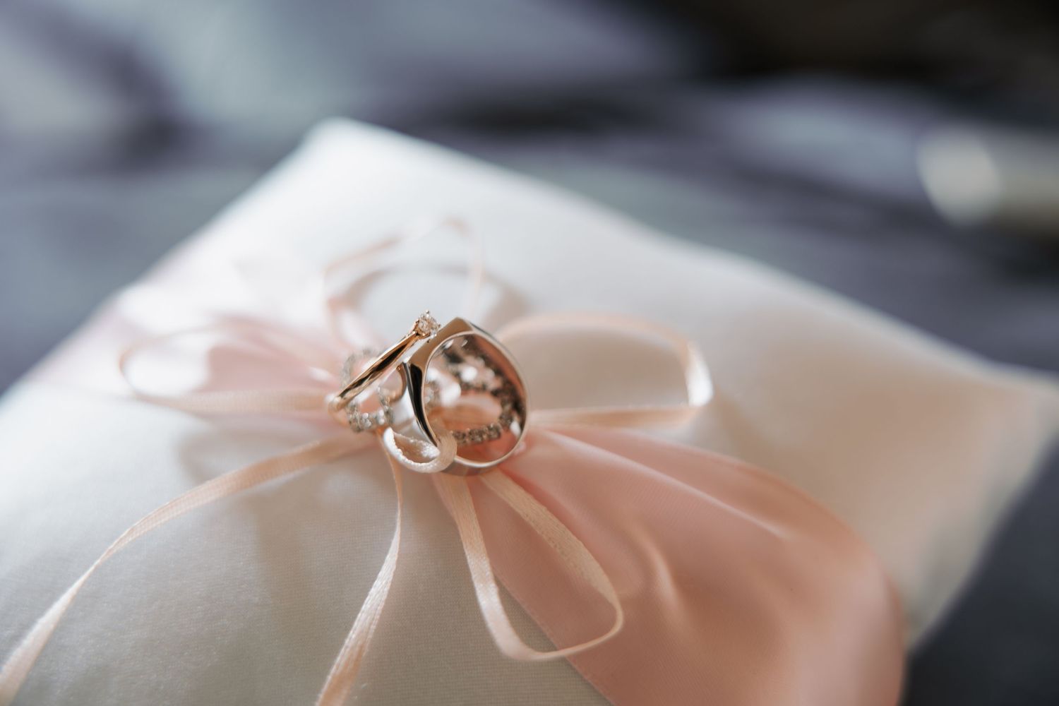 Photographe à Chartres, Eure-et-Loir, je capture vos mariages et instants de vie en famille, couple ou naissance avec émotion.