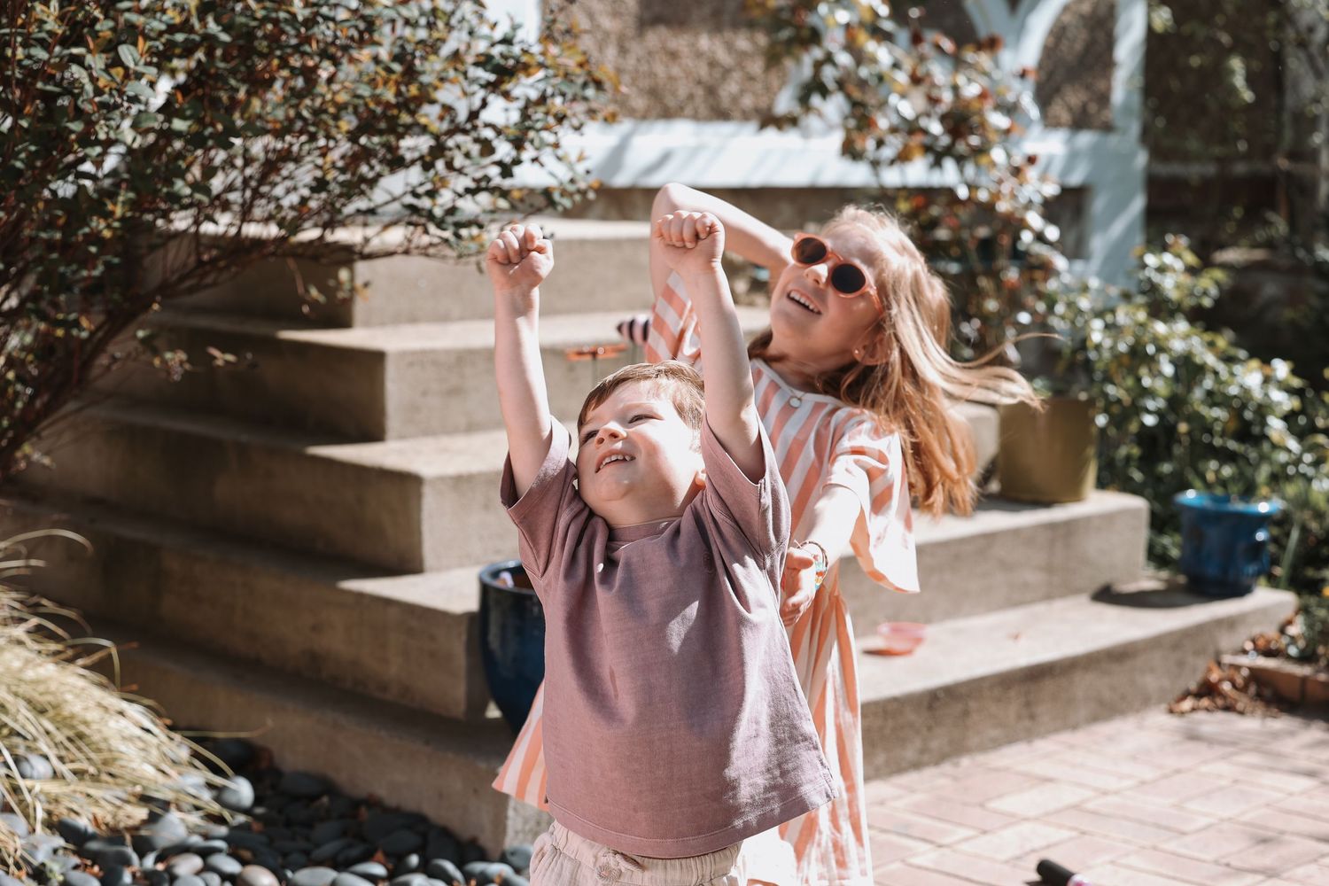Photographe à Chartres, Eure-et-Loir, je capture vos mariages et instants de vie en famille, couple ou naissance avec émotion.