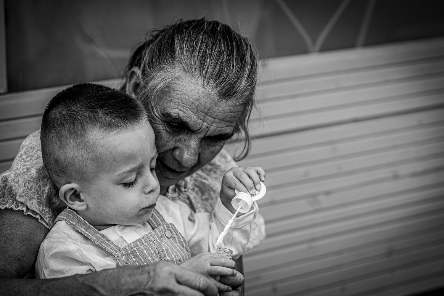 Photographe à Chartres, Eure-et-Loir, je capture vos mariages et instants de vie en famille, couple ou naissance avec émotion.