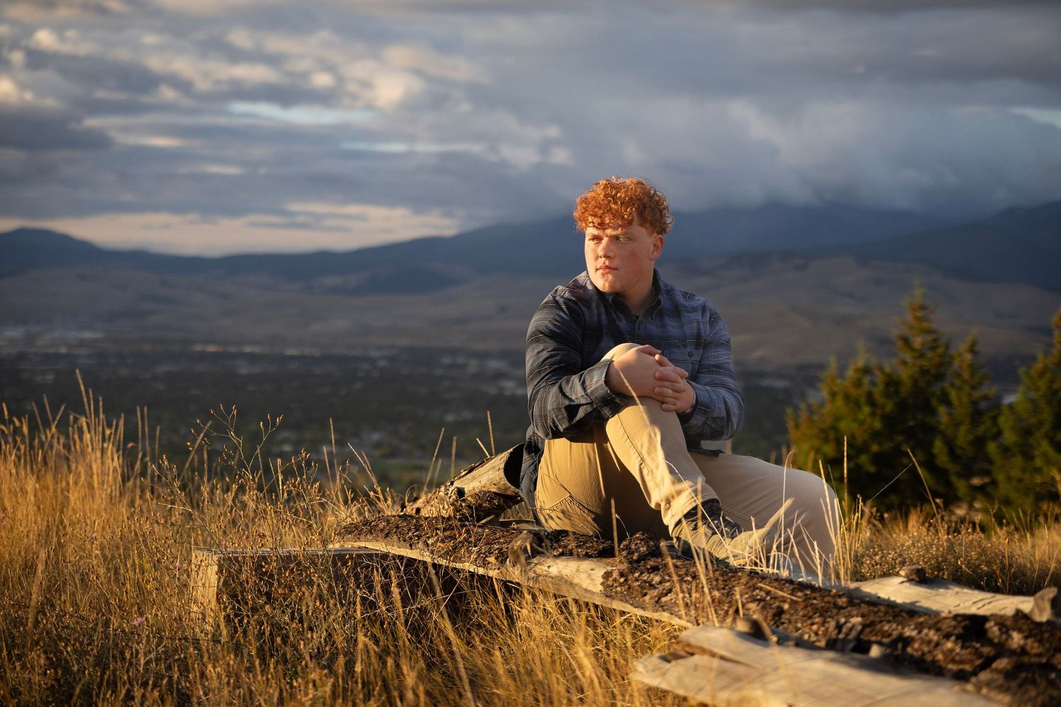 Missoula, Mt Graduate Senior Portrait, outside with mountains in background
Kayla Sproles Photography 2025