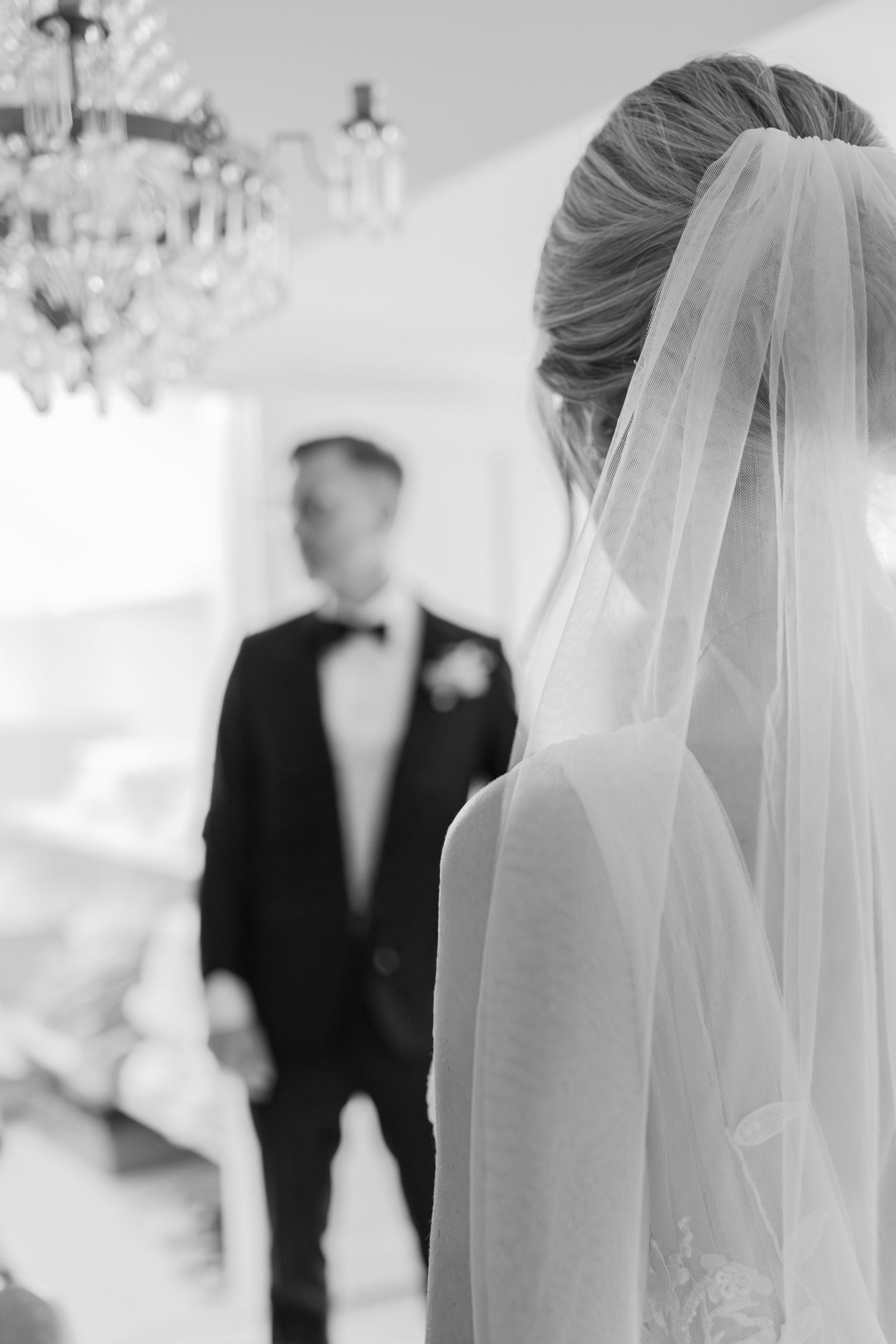 Brud ser sin brudgum för första gången under en känslosam first look före vigseln – bröllopsfotograf i Stockholm.