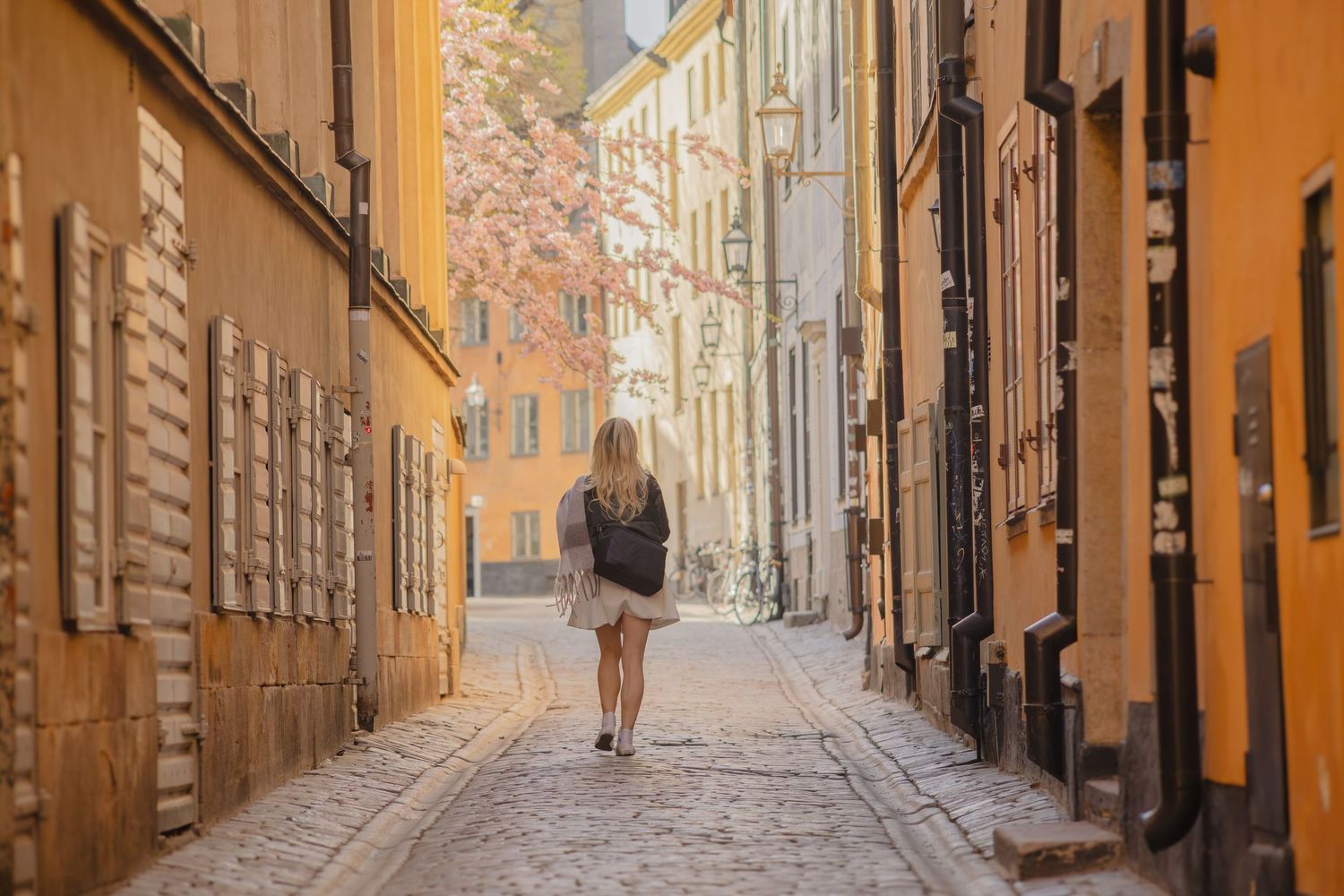 Besökare promenerar genom Gamla Stan under en photoshoot i Stockholm.