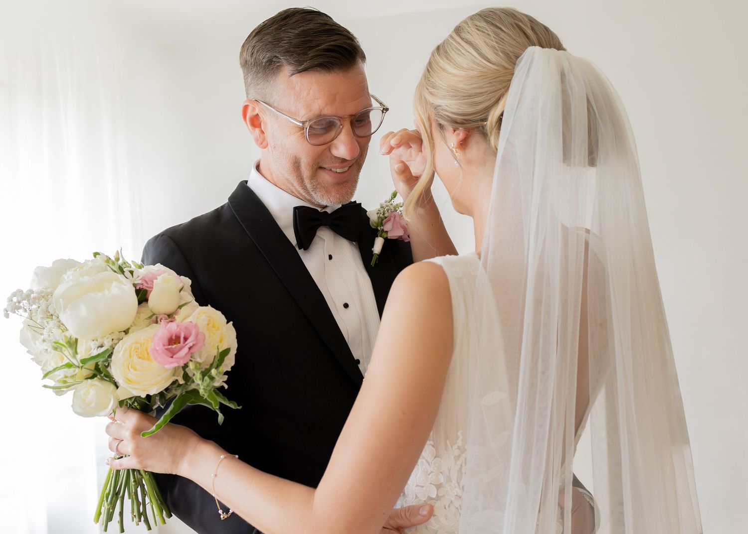 Romantiskt ögonblick mellan brud och brudgum under first look före vigseln – dokumentär bröllopsfotografering i Stockholm.