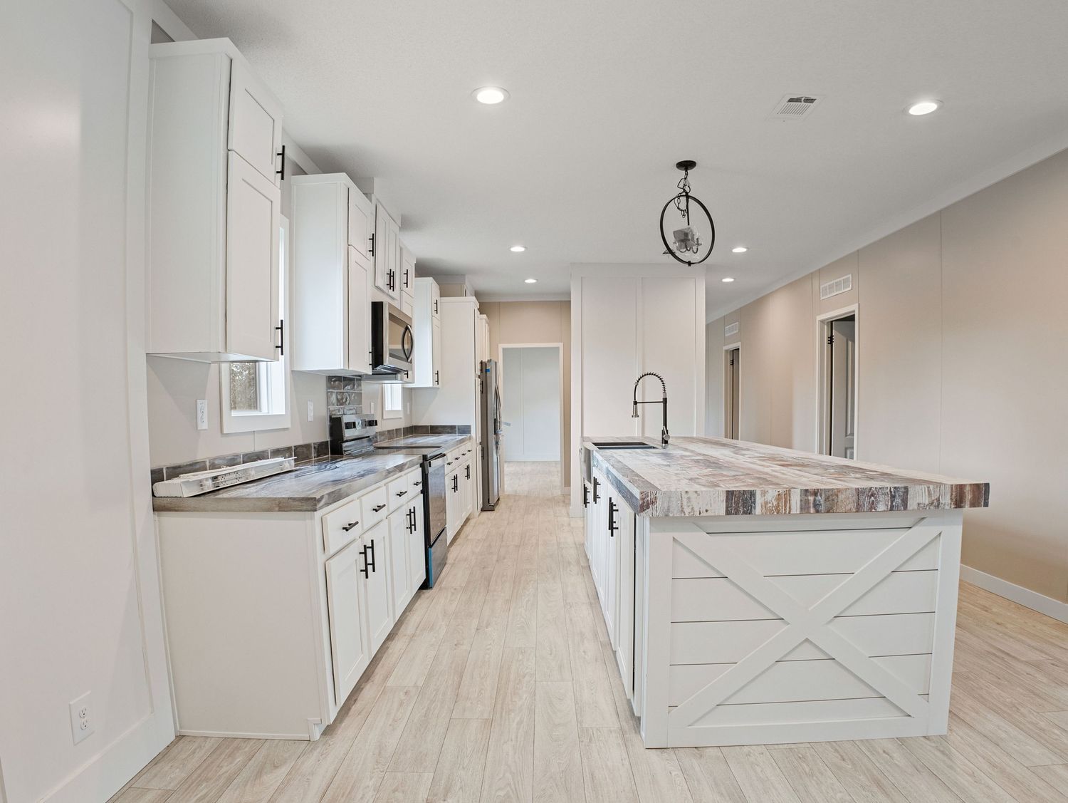 A picture of a kitchen located in Frostproof.