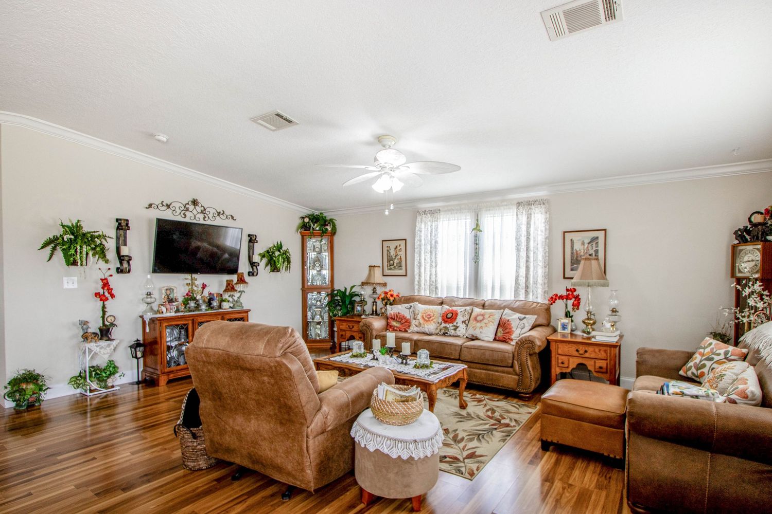 High dynamic range photo of a interior living room