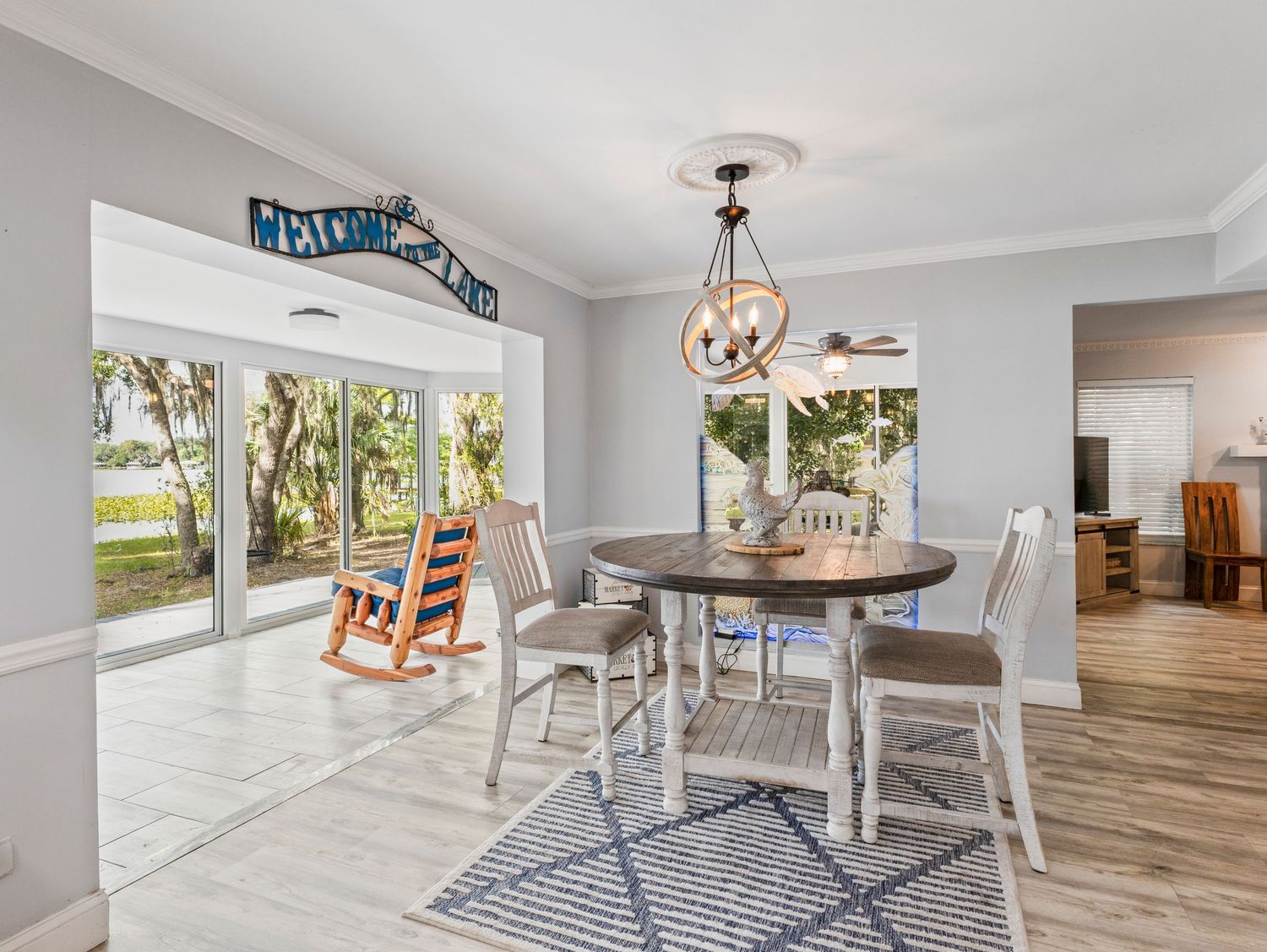 Dinning room table in Sebring, Florida