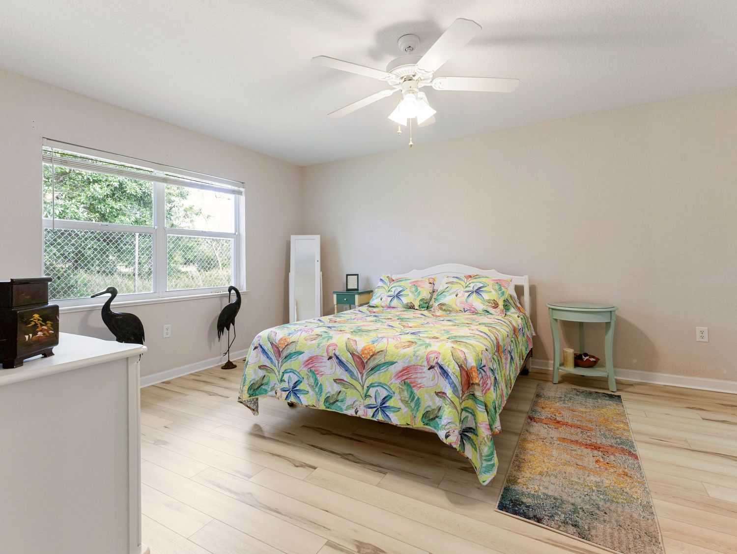 A picture of a bedroom.