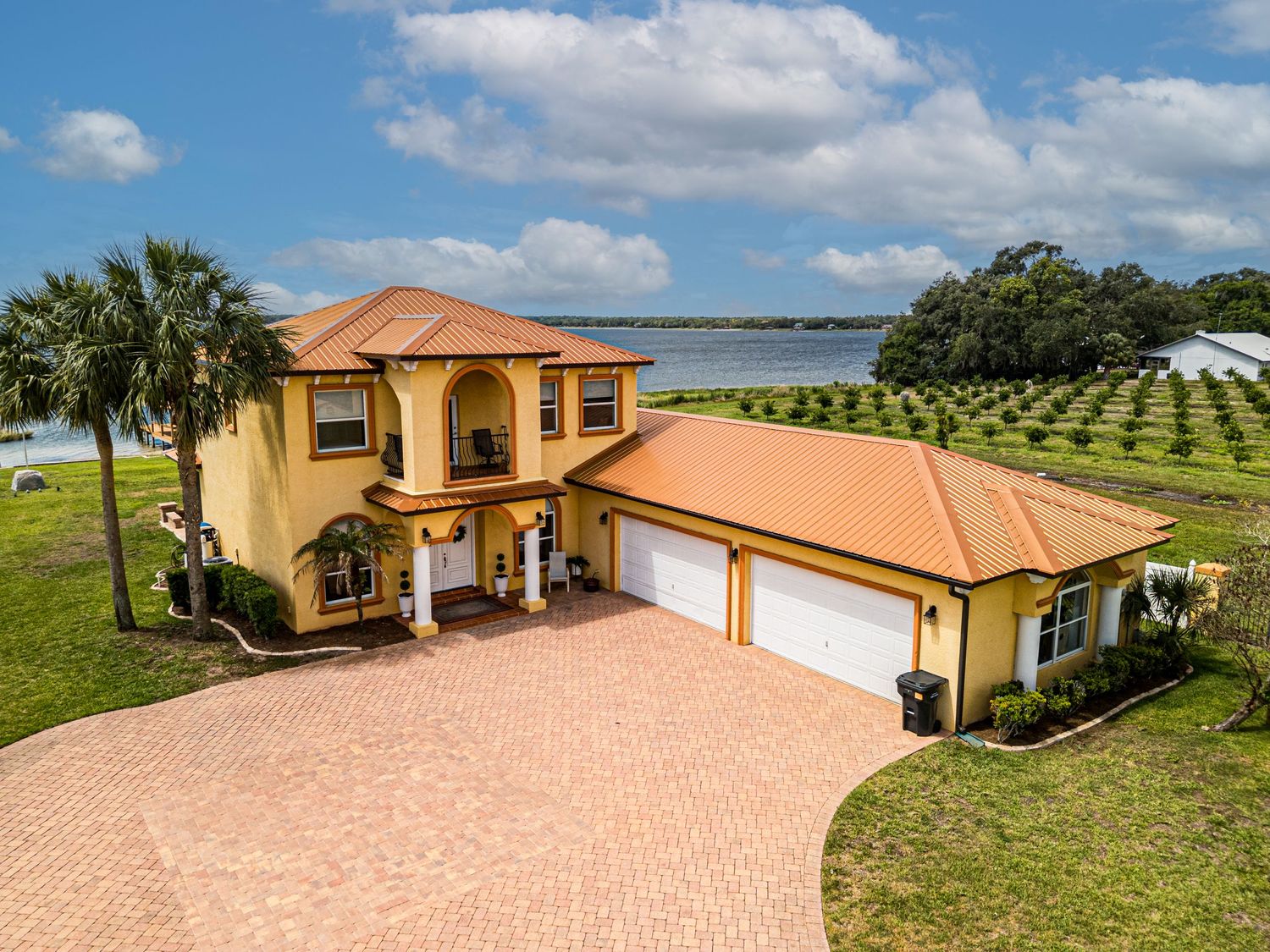A Drone photo of a house for sale in Frostproof, Florida