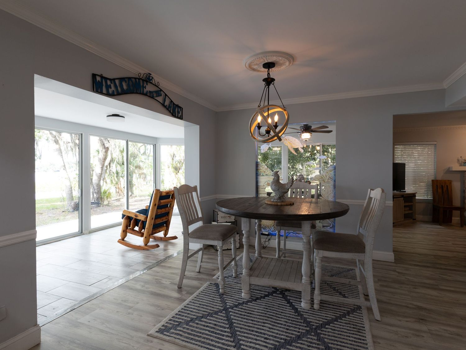 Dinning room table in Sebring, Florida
