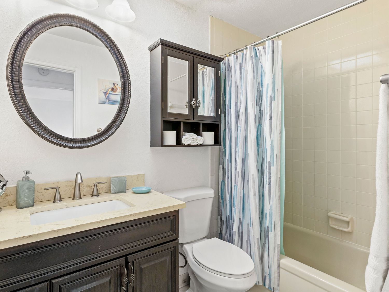 A picture of a bathroom.