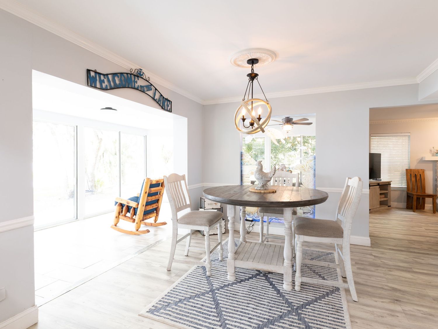 Dinning room table in Sebring, Florida
