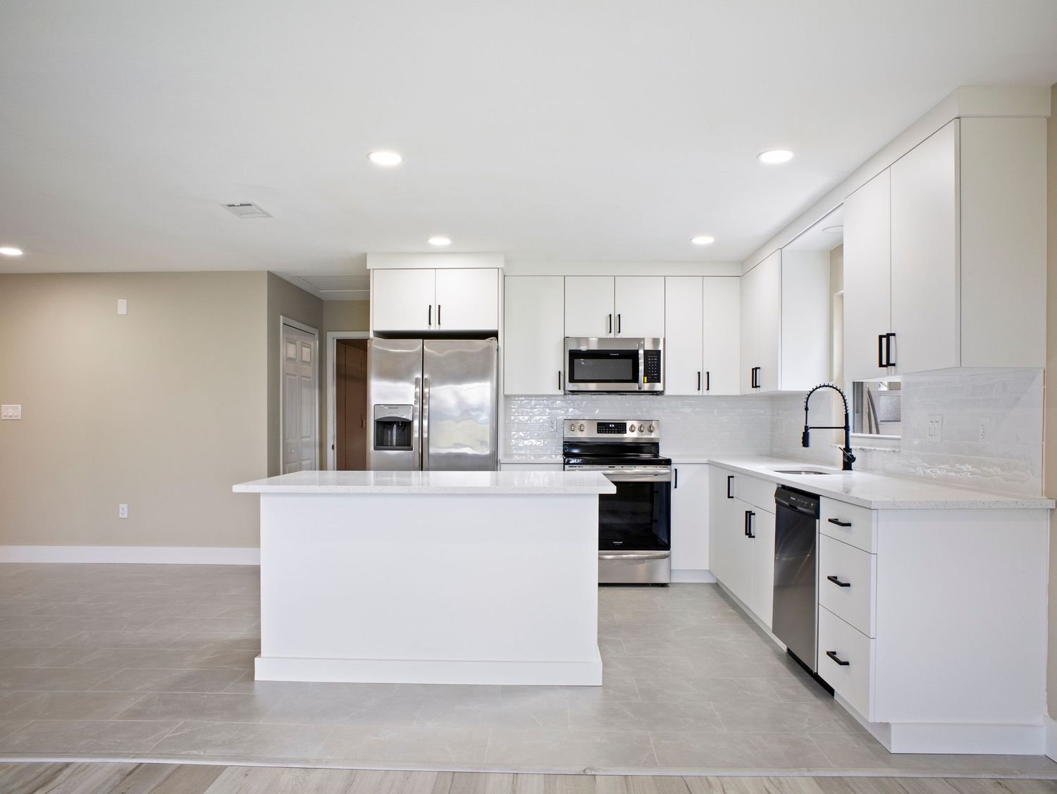 A picture of a kitchen in Sebring, Florida.