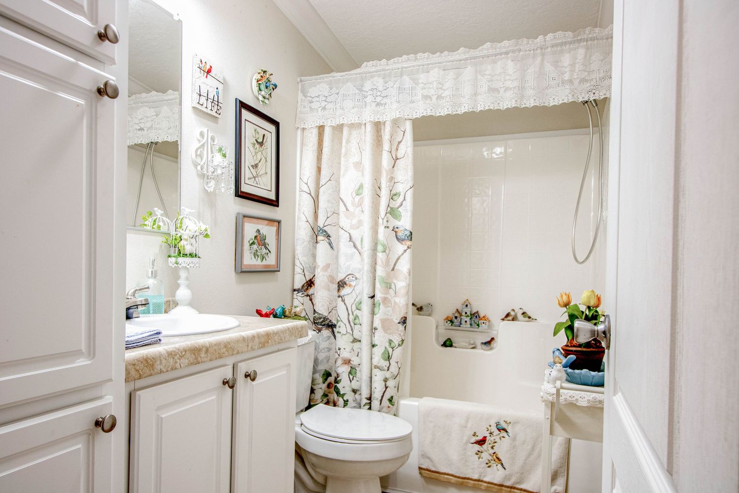 High dynamic range photo of a interior bathroom