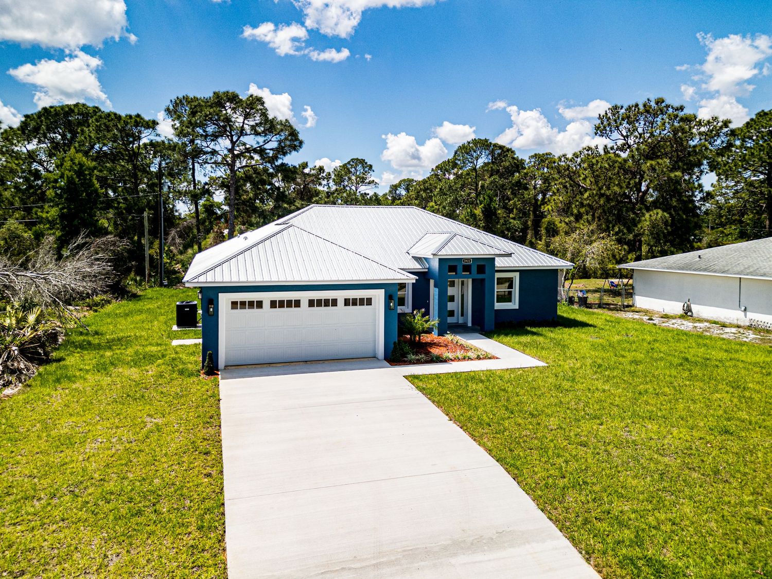 A drone photo of a house for sale in Sebring, Florida