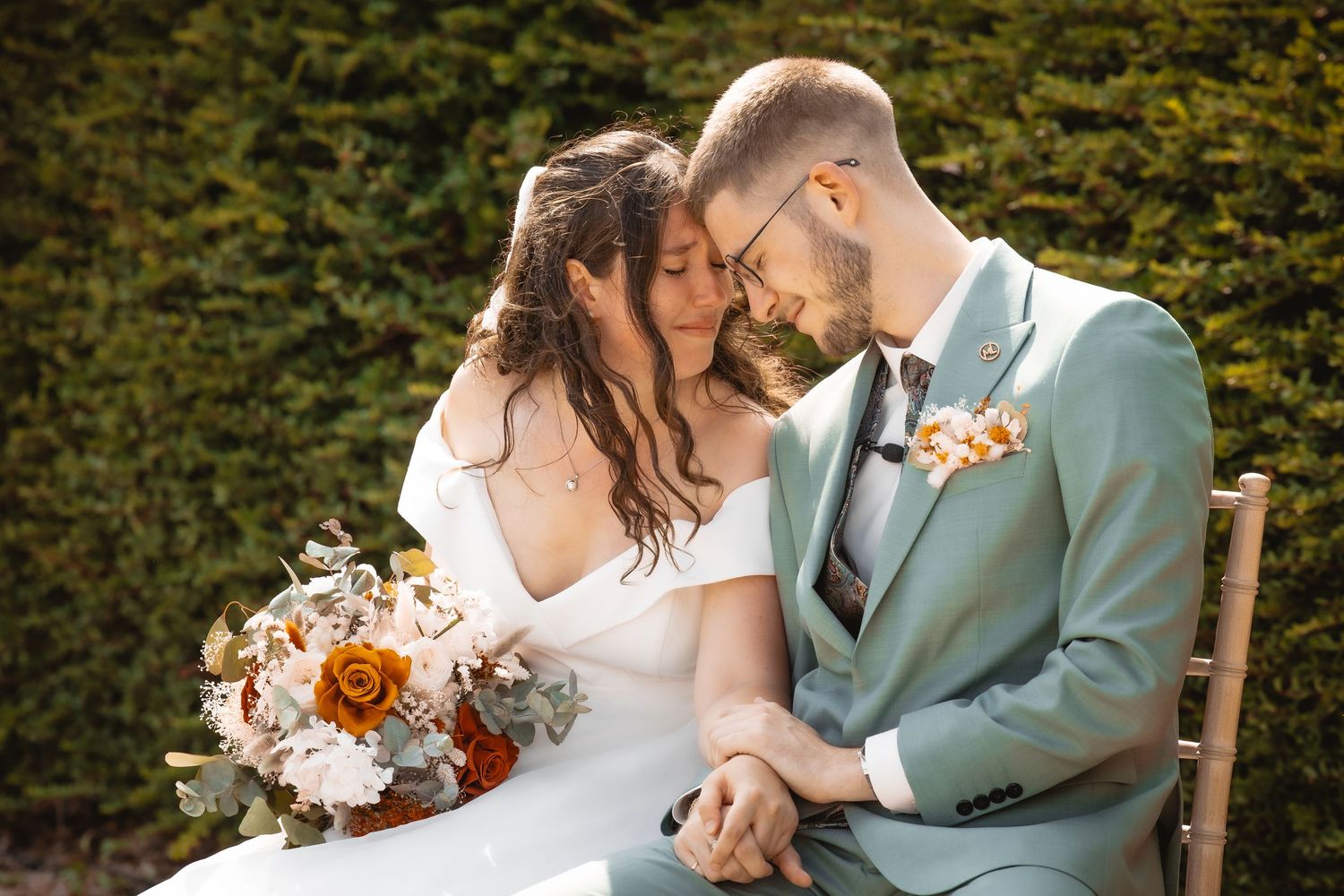 Lorie & Aurelien pendant leur cérémonie laïque profitant d'un moment émouvant par Jas Macca Photographe de mariage en Belgique