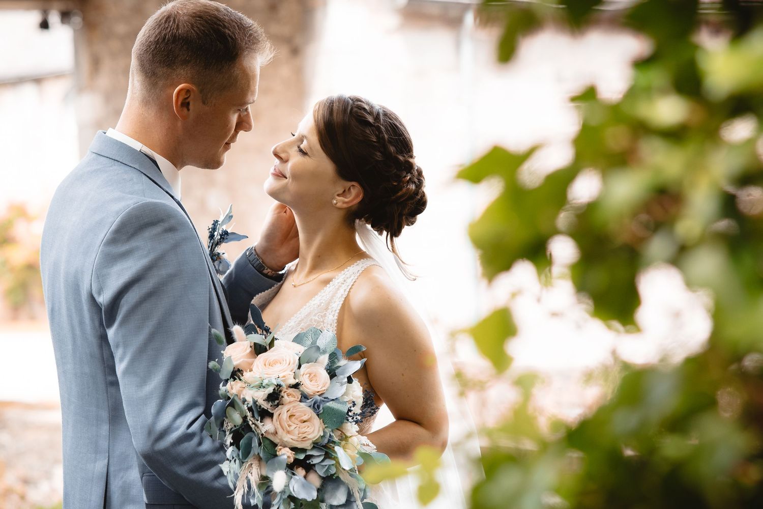 Audrey & Julien profitant de leur séance photo de couple à Yvoir près de Maredsous par le photographe de mariage Jas Macca Photo + Video