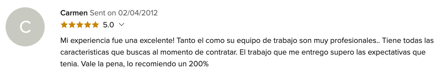 Five-star customer review in Spanish praising professional team and exceeded expectations for contracted work.