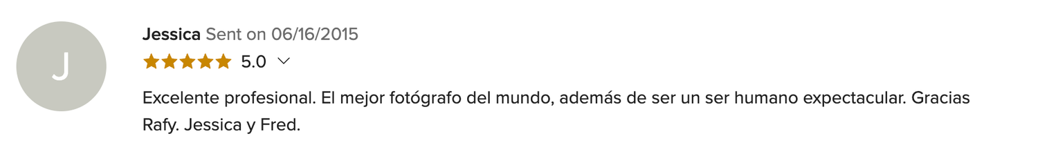 Five-star customer review praising an exceptional photographer as the best in the world, written in Spanish.