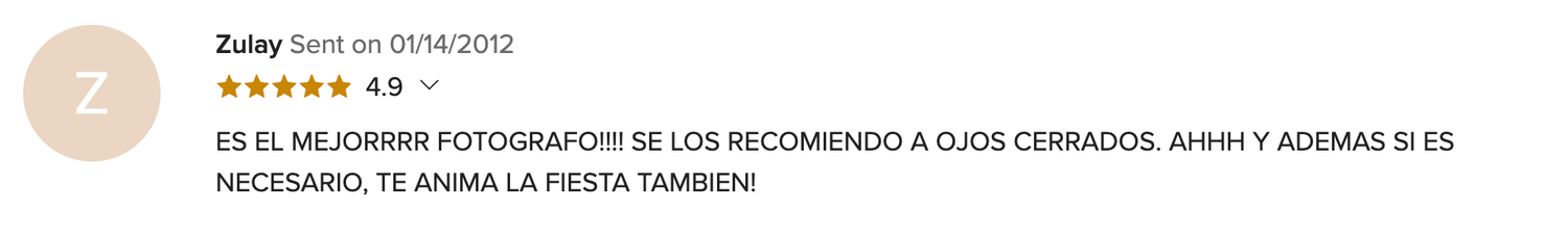 Five-star customer review praising a photographer with enthusiastic recommendation in Spanish text on white background.