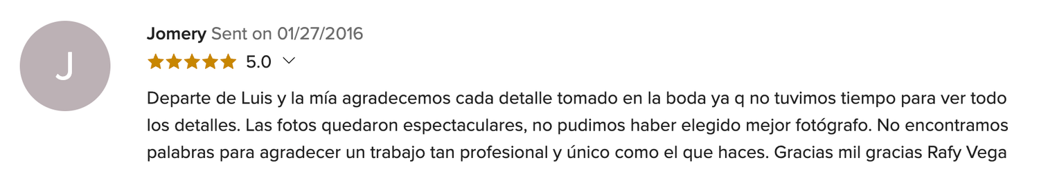 Five-star customer review in Spanish praising wedding photography services with exceptional attention to detail.
