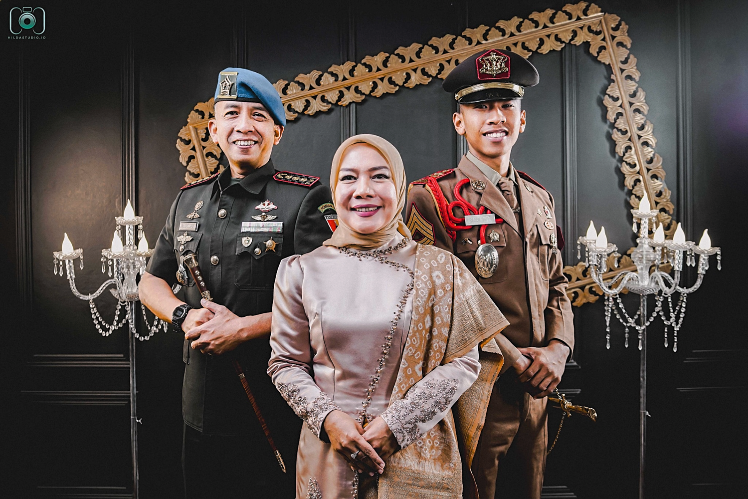 Foto Keluarga Autentik Surabaya oleh Hilda Art Photography. Danpomdam V Brawijaya. R. Tri Cahyo by hilda art photography