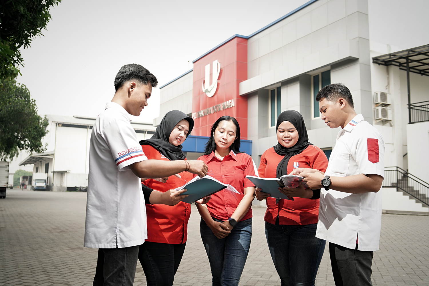 Executive Portrait CEO dengan standar visual jurnalisme premium. Unirama Surabaya Project hilda art photography