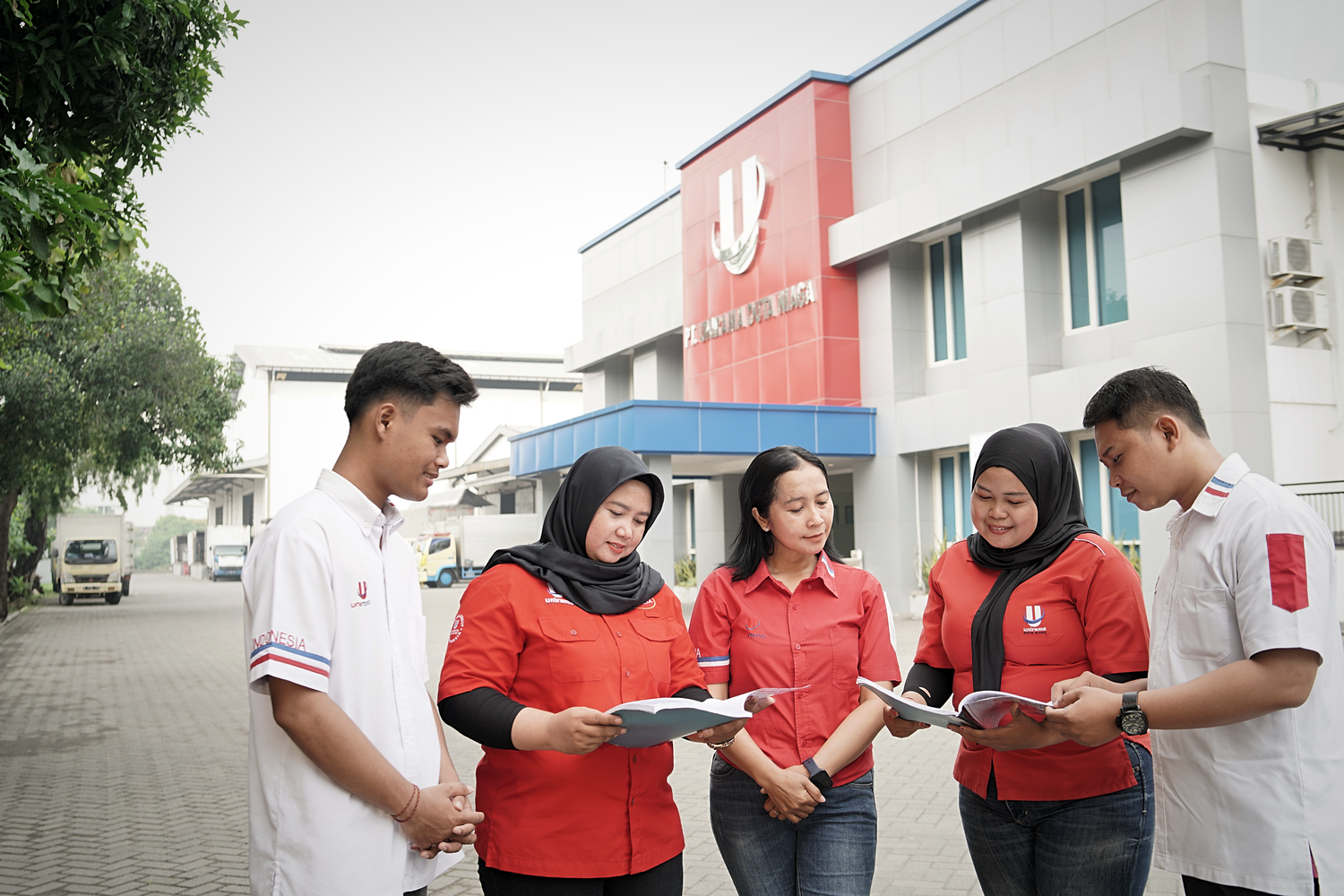 Executive Portrait CEO dengan standar visual jurnalisme premium. Unirama Surabaya Project hilda art photography