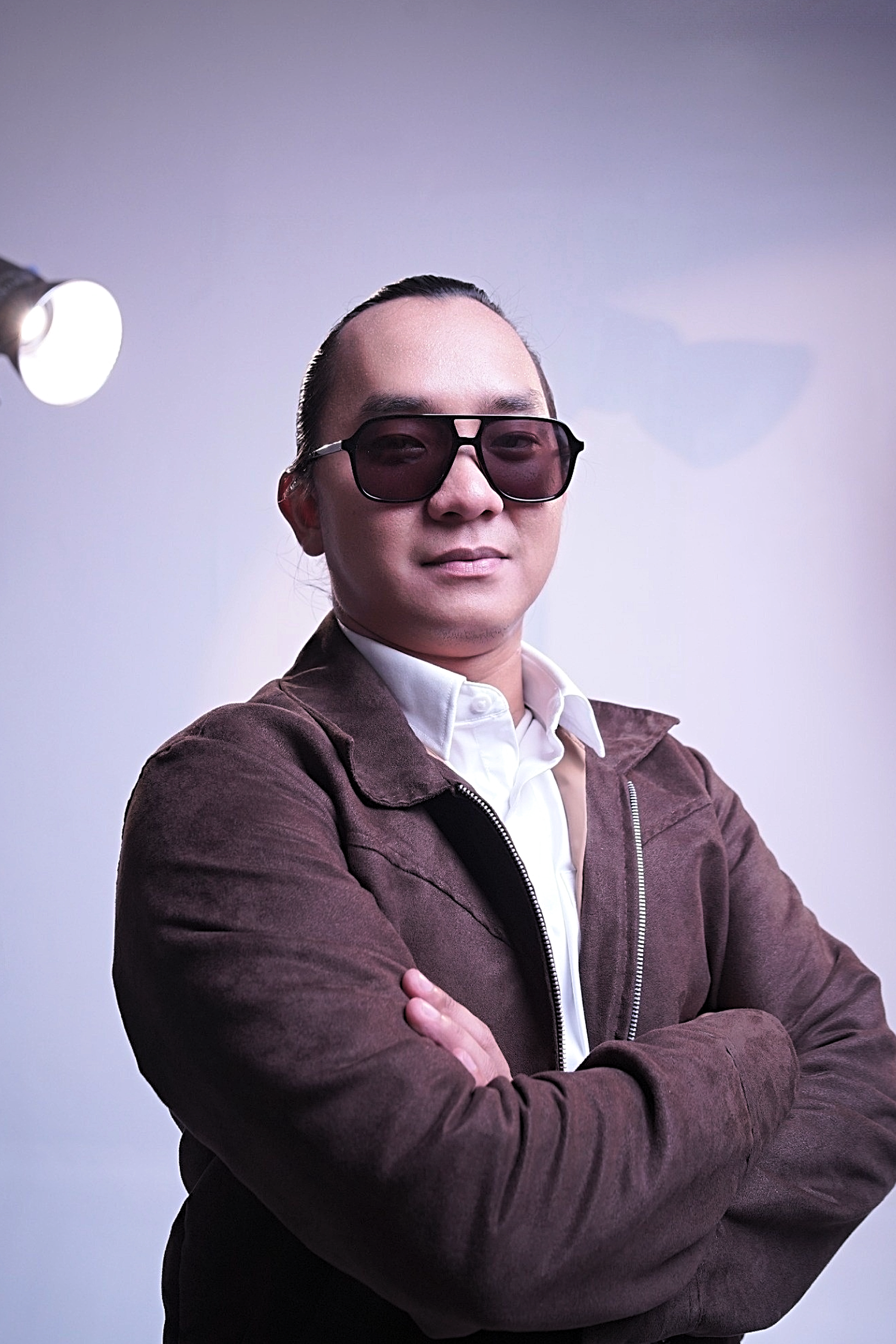 Headshot profesional untuk Personal Branding Elite di Surabaya. Rokok HS Branding by hilda art photography