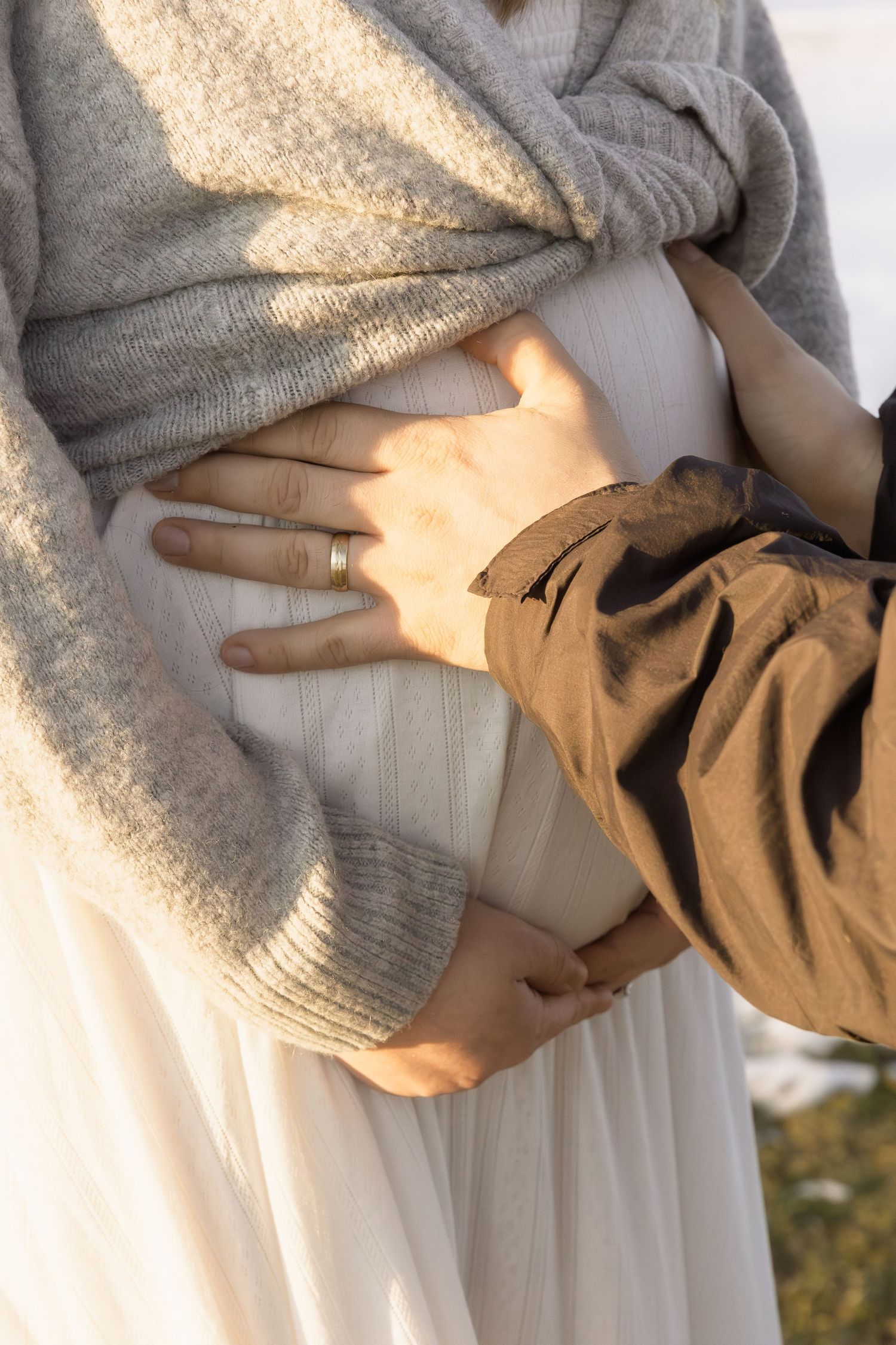 outdoor maternity session in Michigan