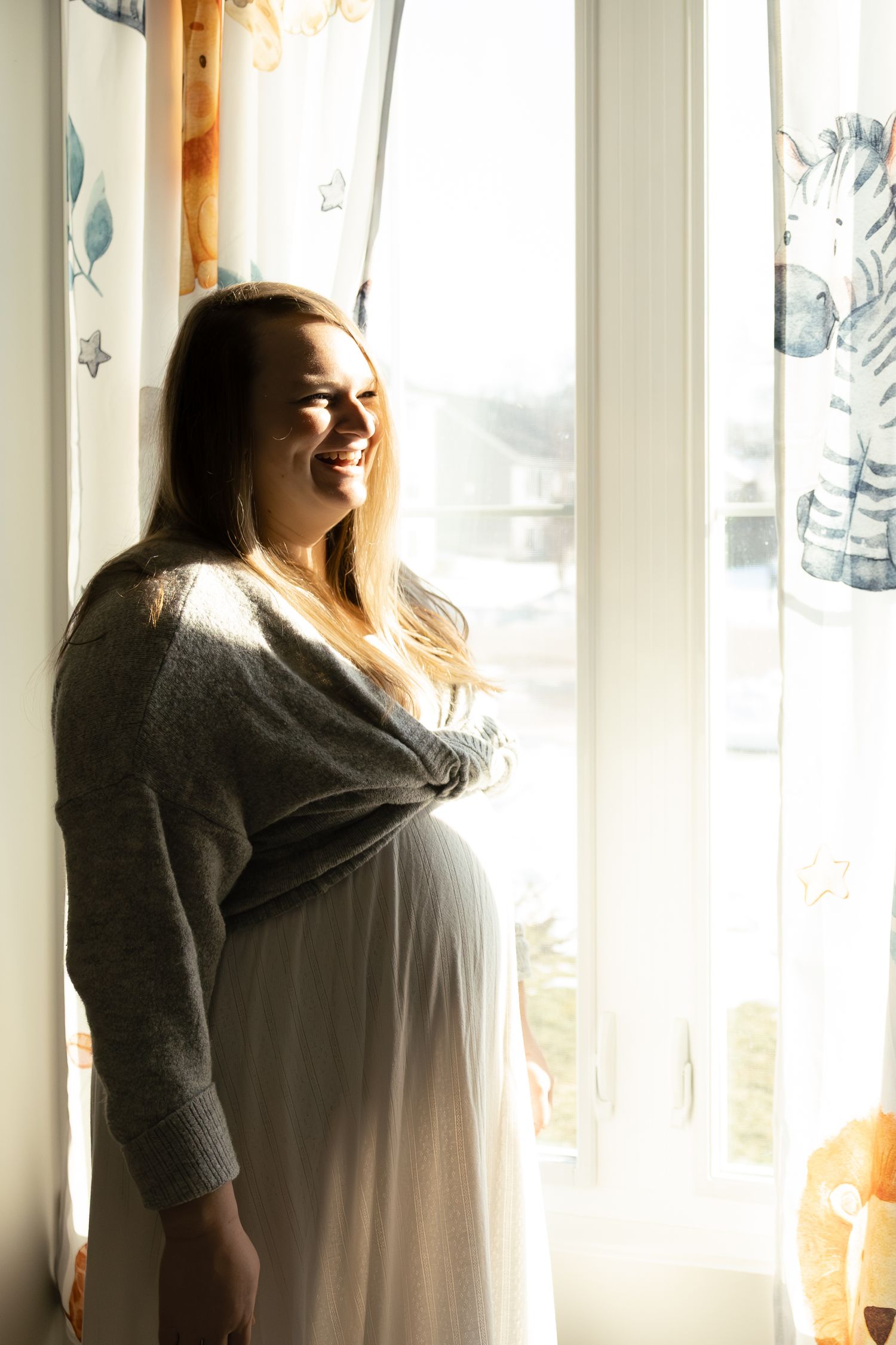 indoor maternity portait in Michigan