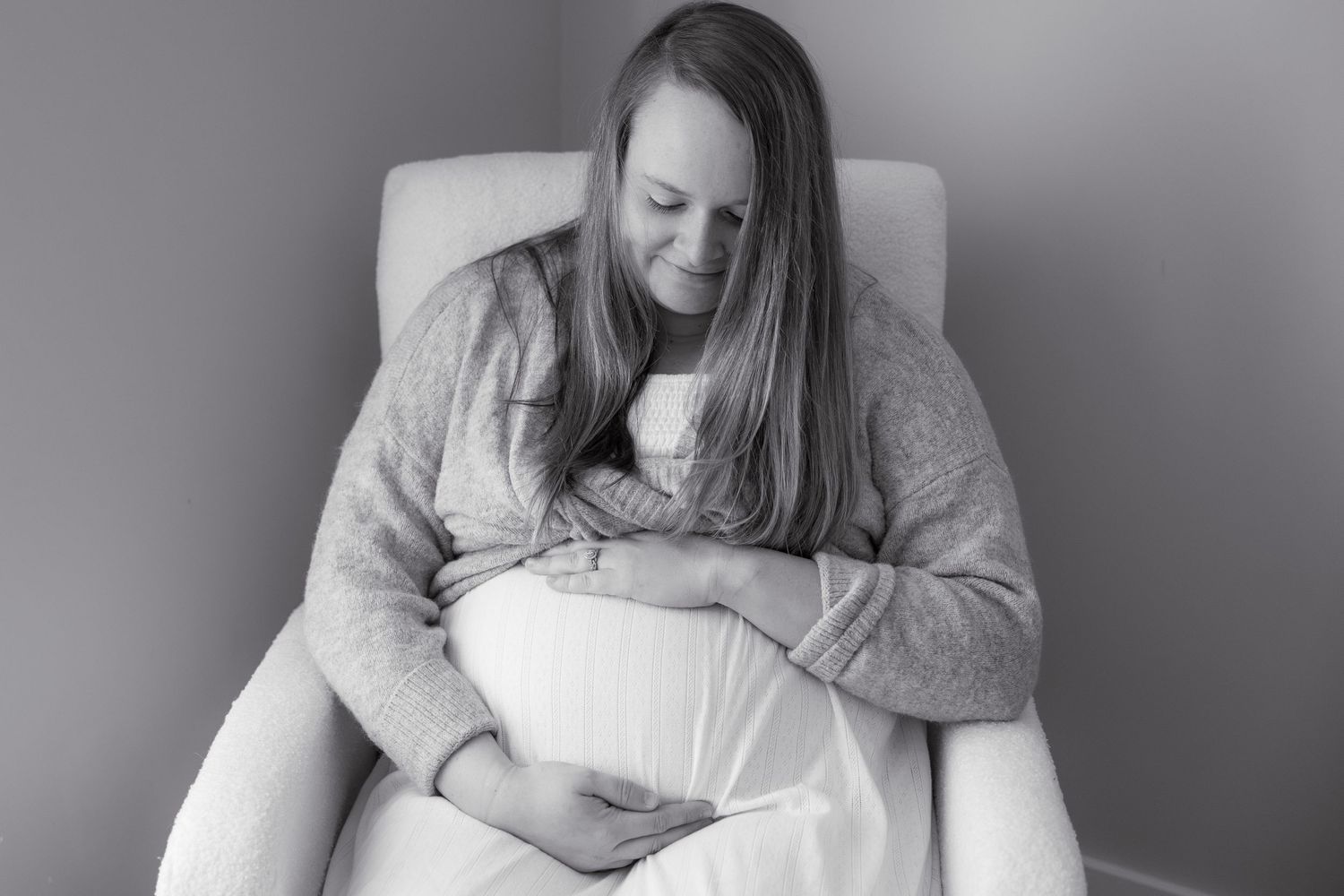 indoor maternity portait in Michigan