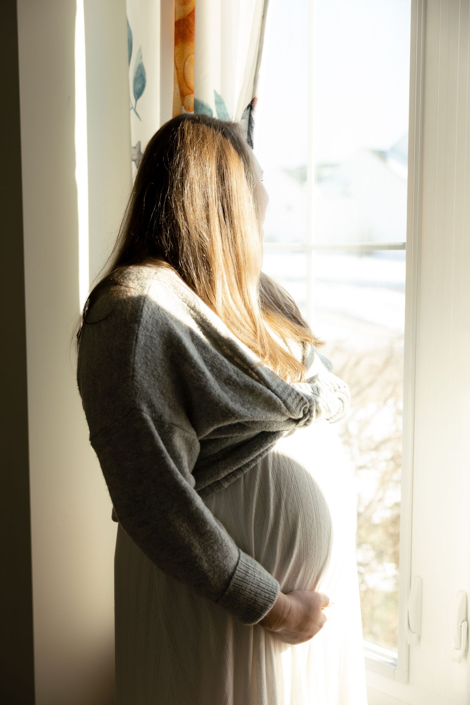 indoor maternity portait in Michigan