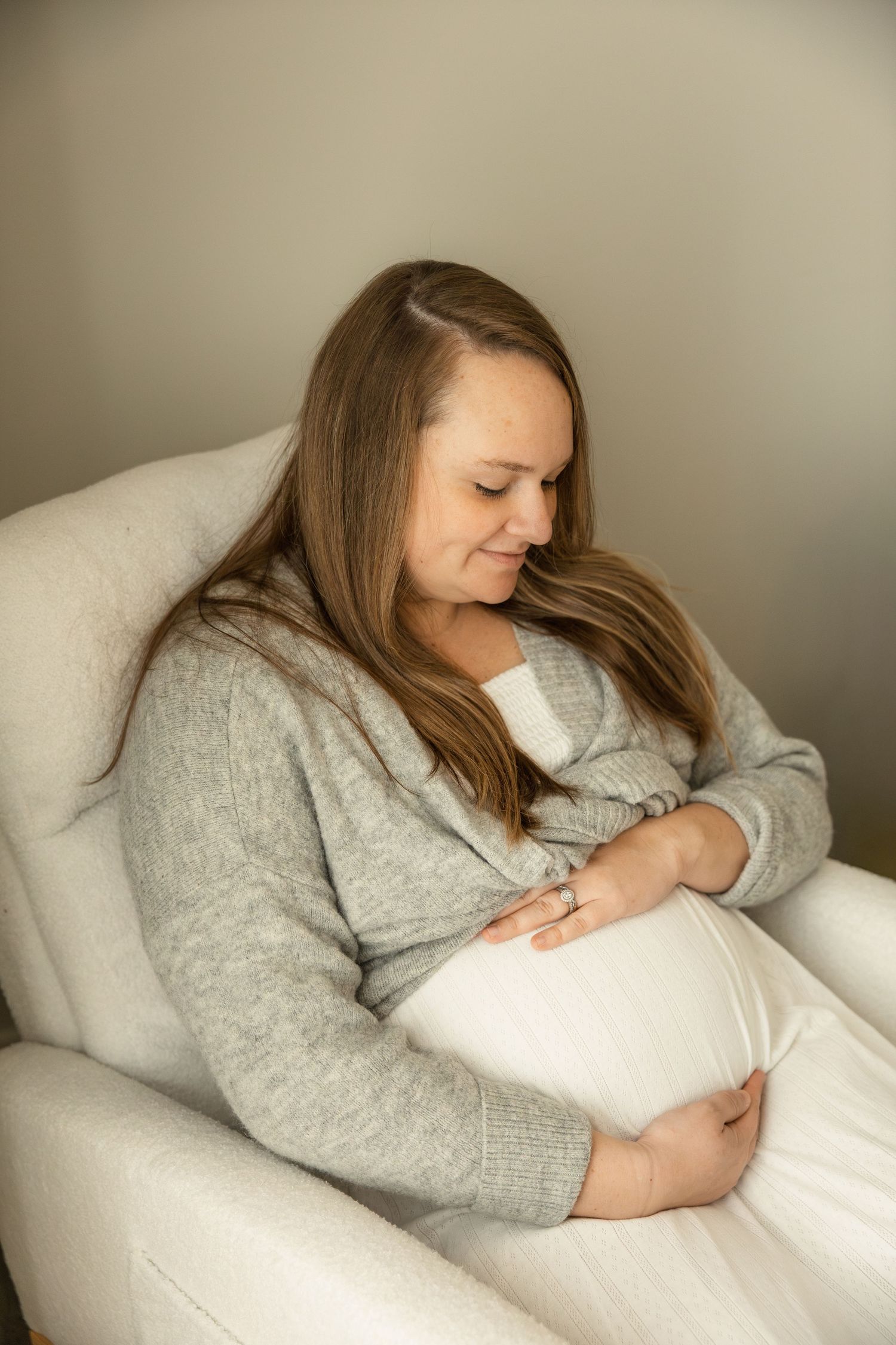 indoor maternity portait in Michigan
