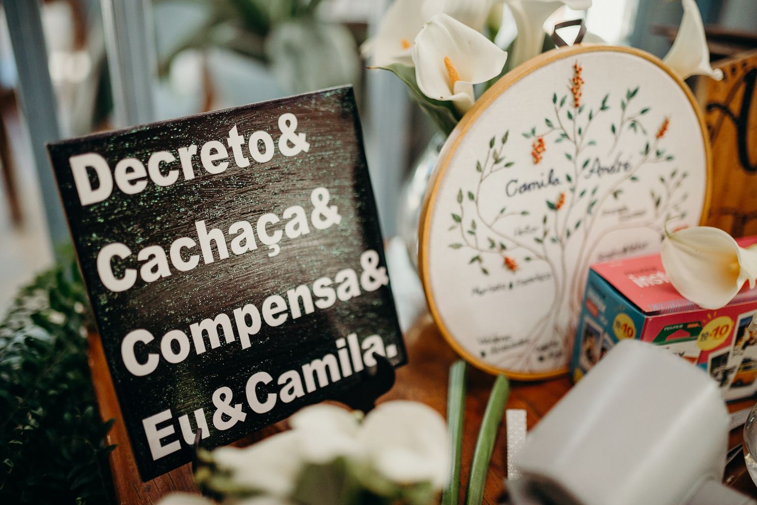A decorative sign in Portuguese displaying 