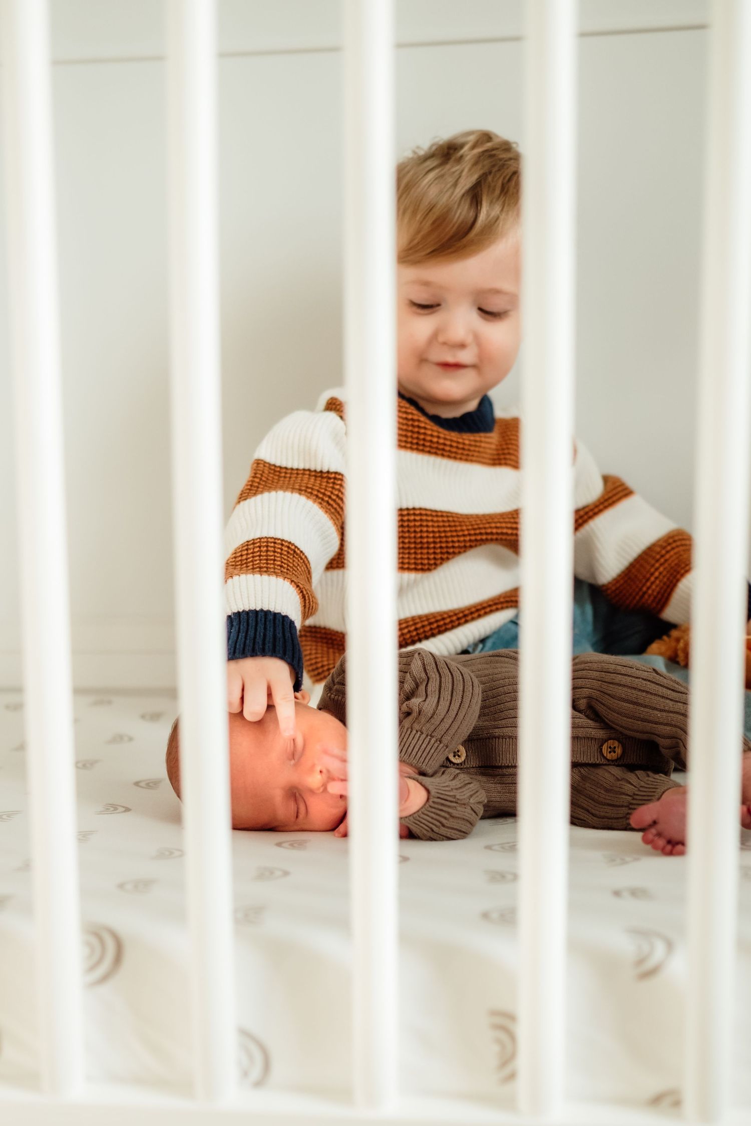 Siblings meeting newborn baby for first time, lifestyle in-home session, Phoenixville, PA