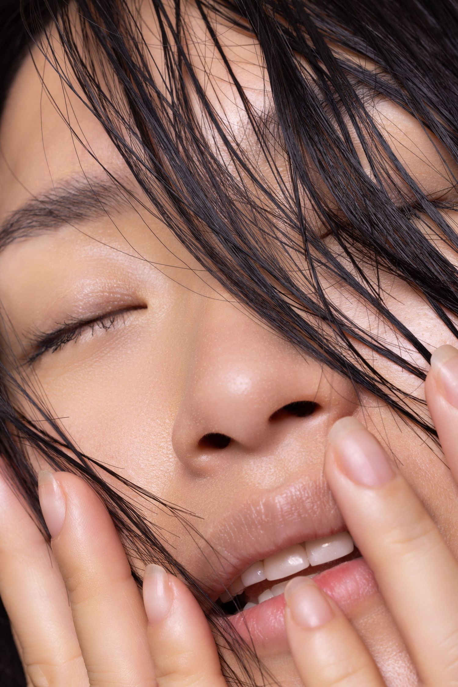 Portrait de beauté artistique avec des cheveux ébouriffés et une peau naturellement éclatante.