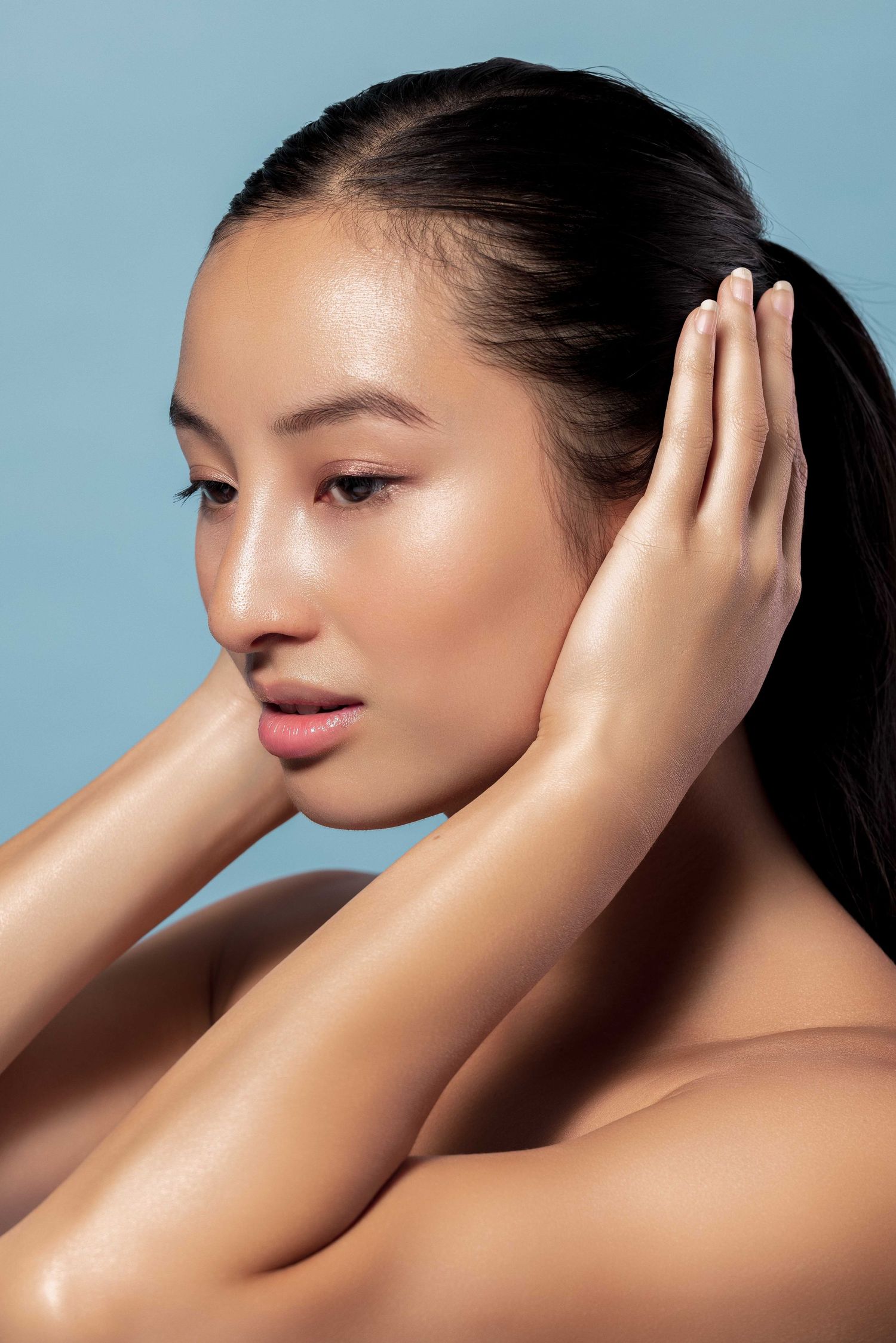 Portrait de beauté élégant avec un maquillage naturel et une texture de peau lisse.
