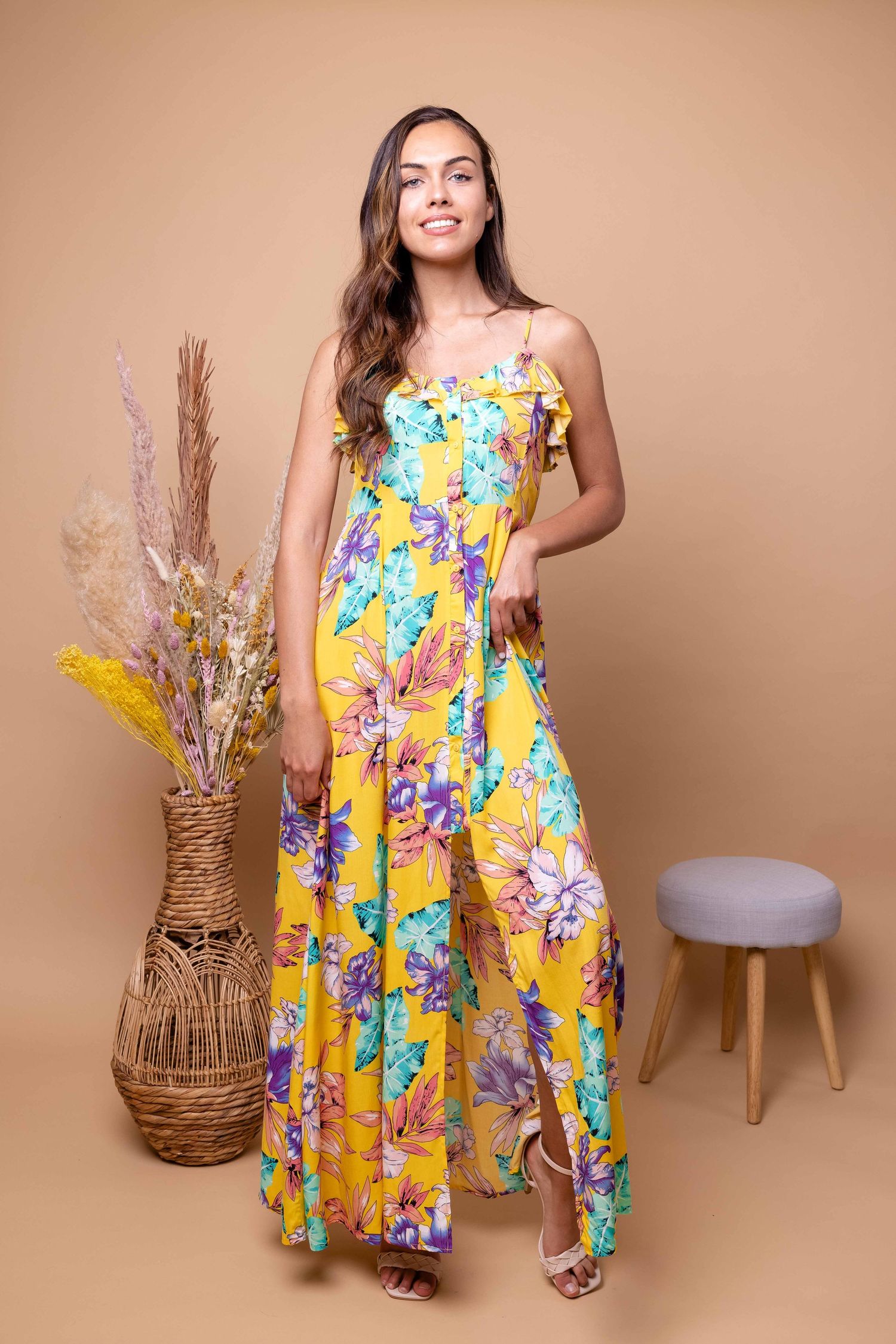 Robe d'été jaune vif avec un motif floral coloré présenté sous plusieurs angles avec un décor rustique.