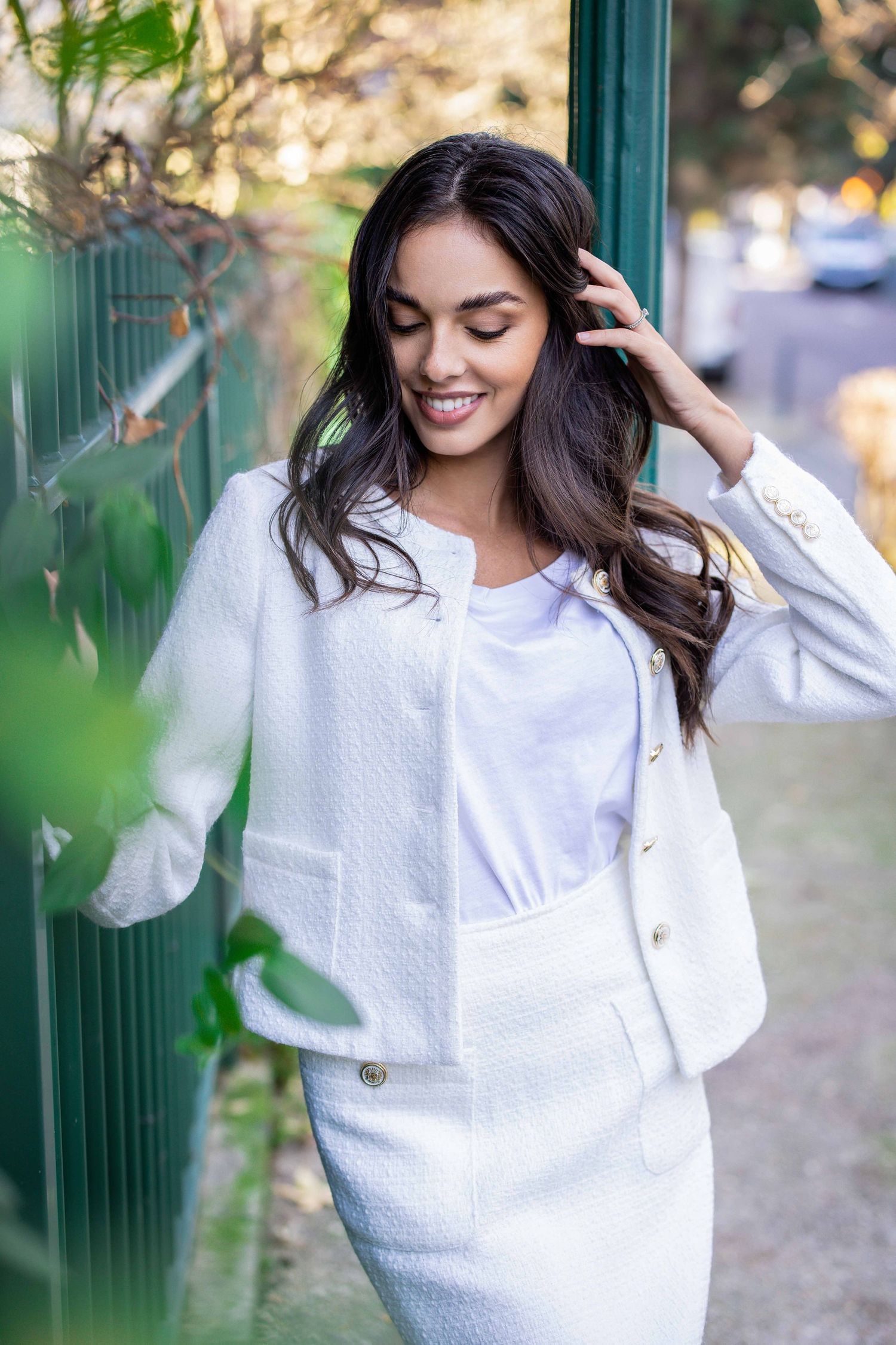 Portraits de style de vie en pull blanc texturé sur fond vert extérieur.