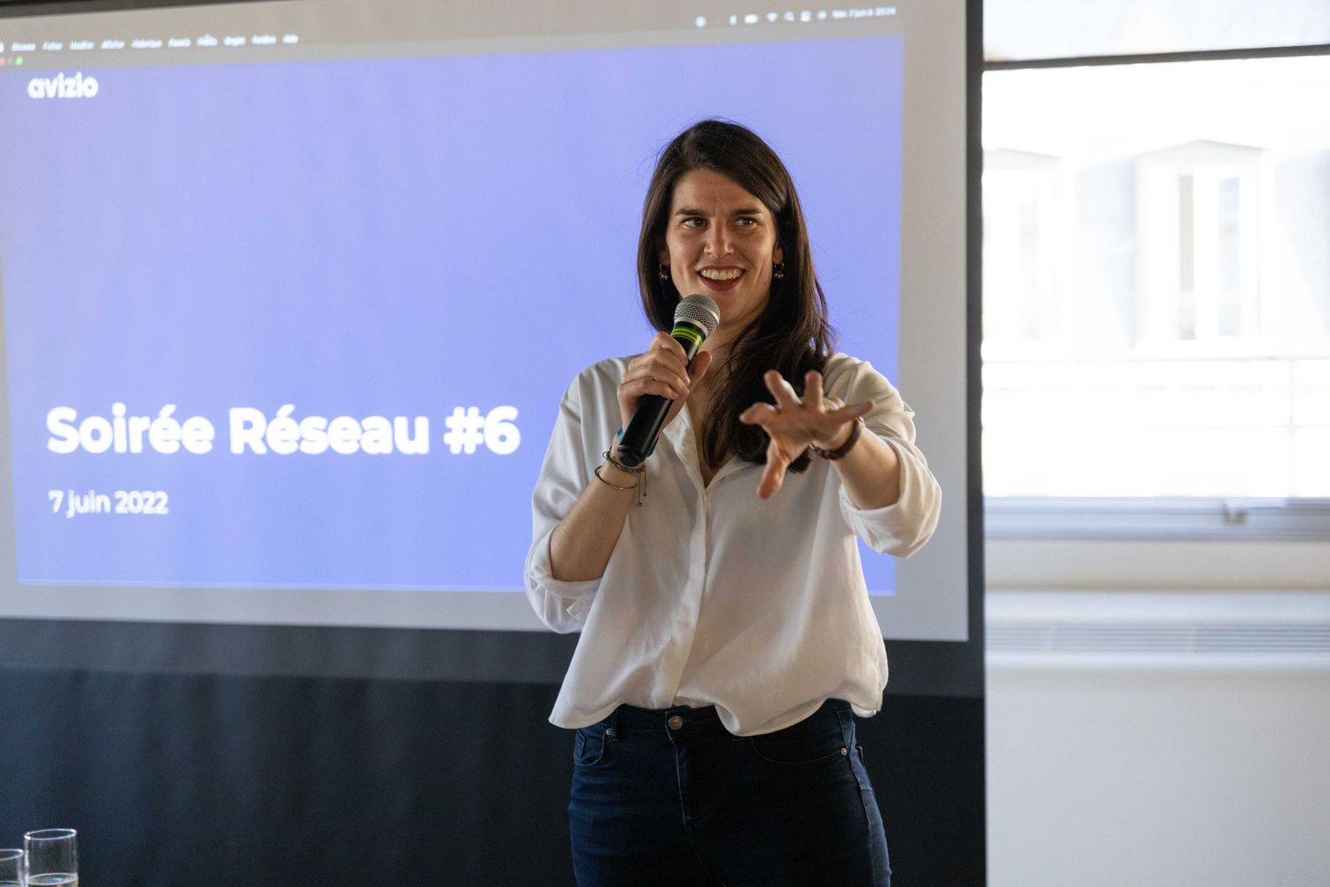 A presentation screen displaying 'Soirée Réseau' during a networking event.
