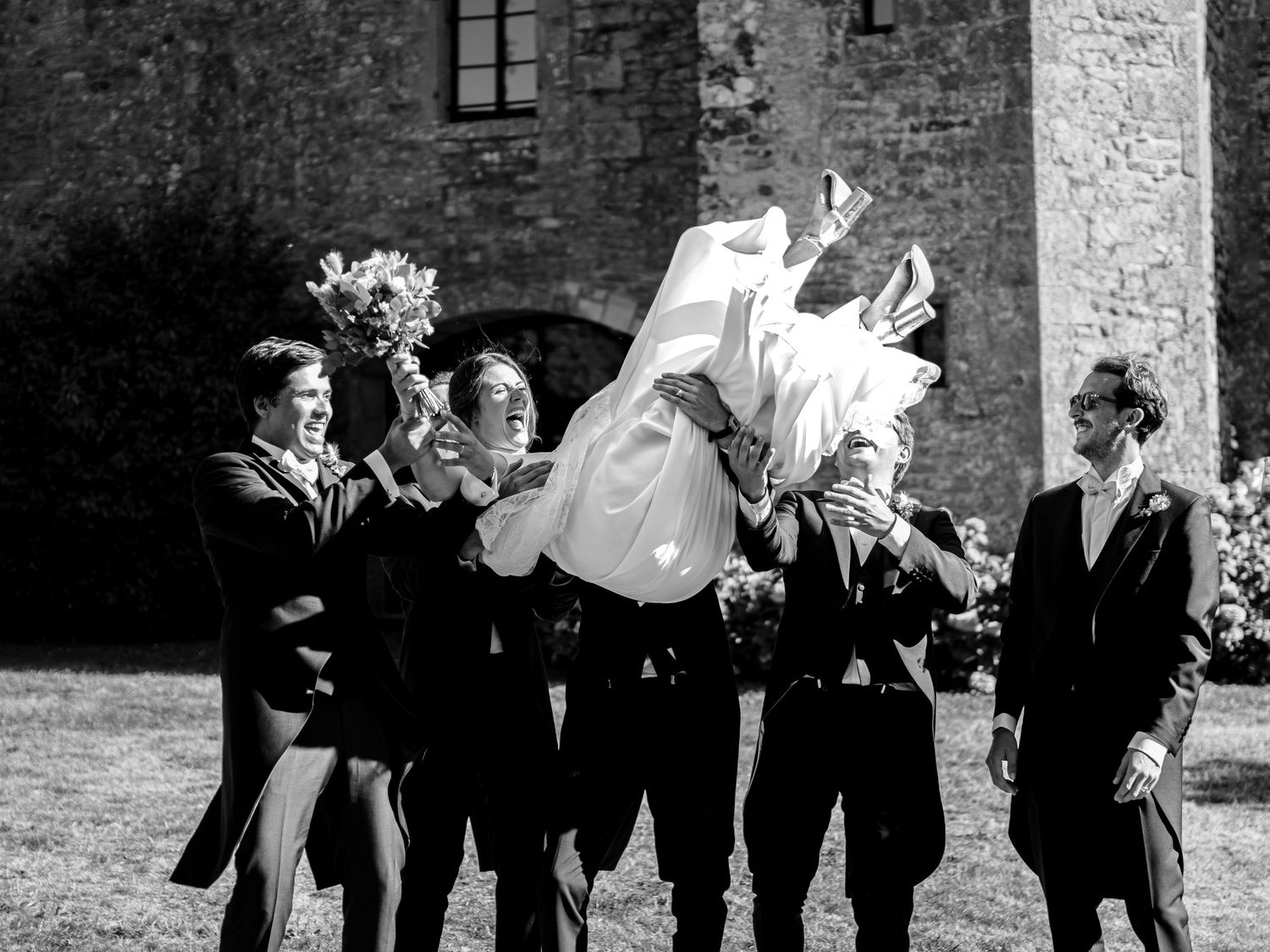 Photo de groupe mariée et témoins saut