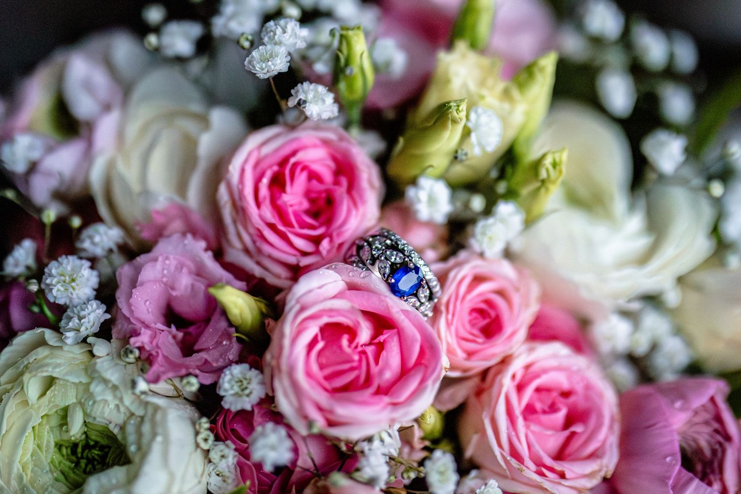 Détail bouquet mariée et bague de fiançailles