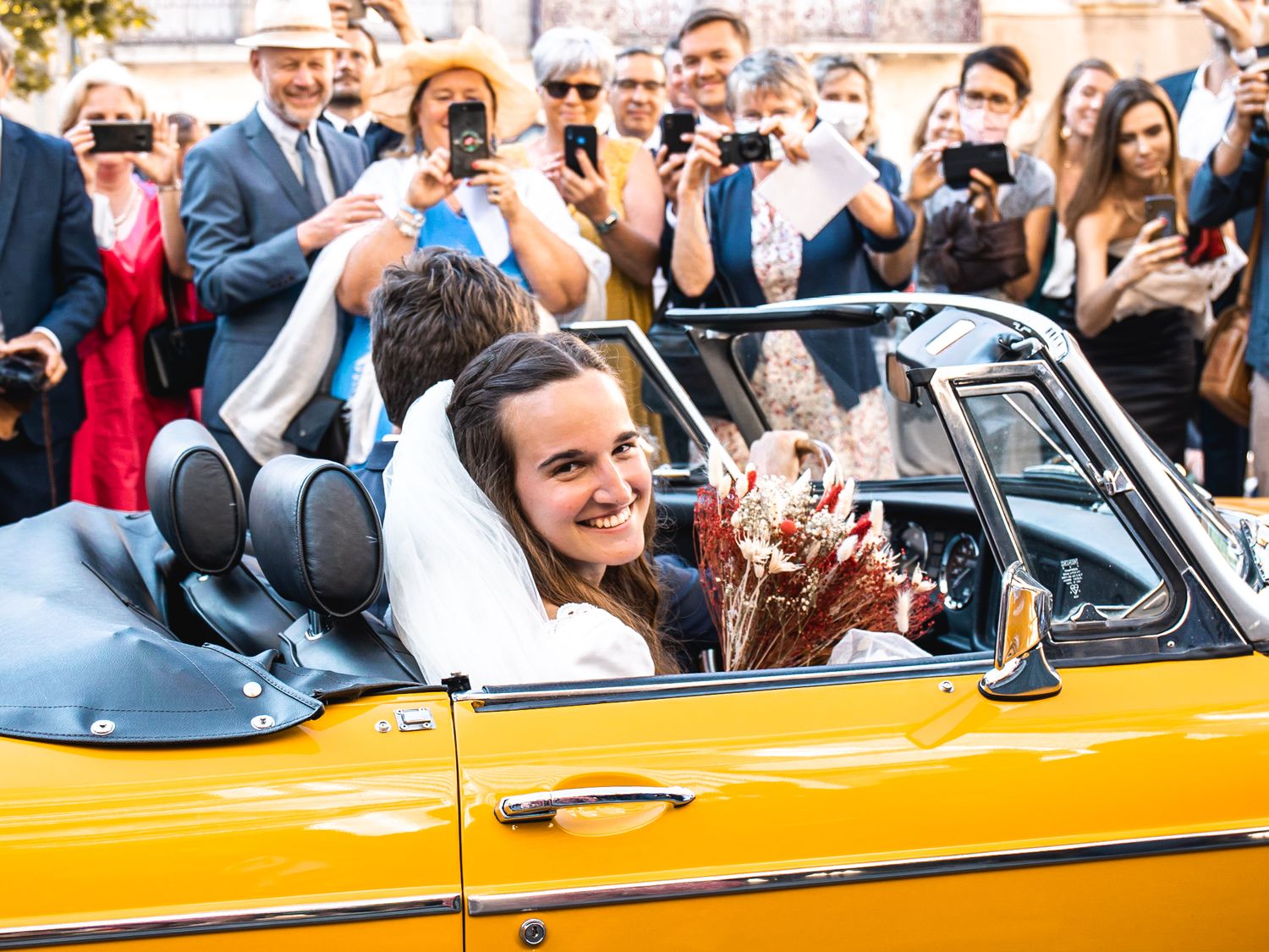 départ après la messe voiture mariage