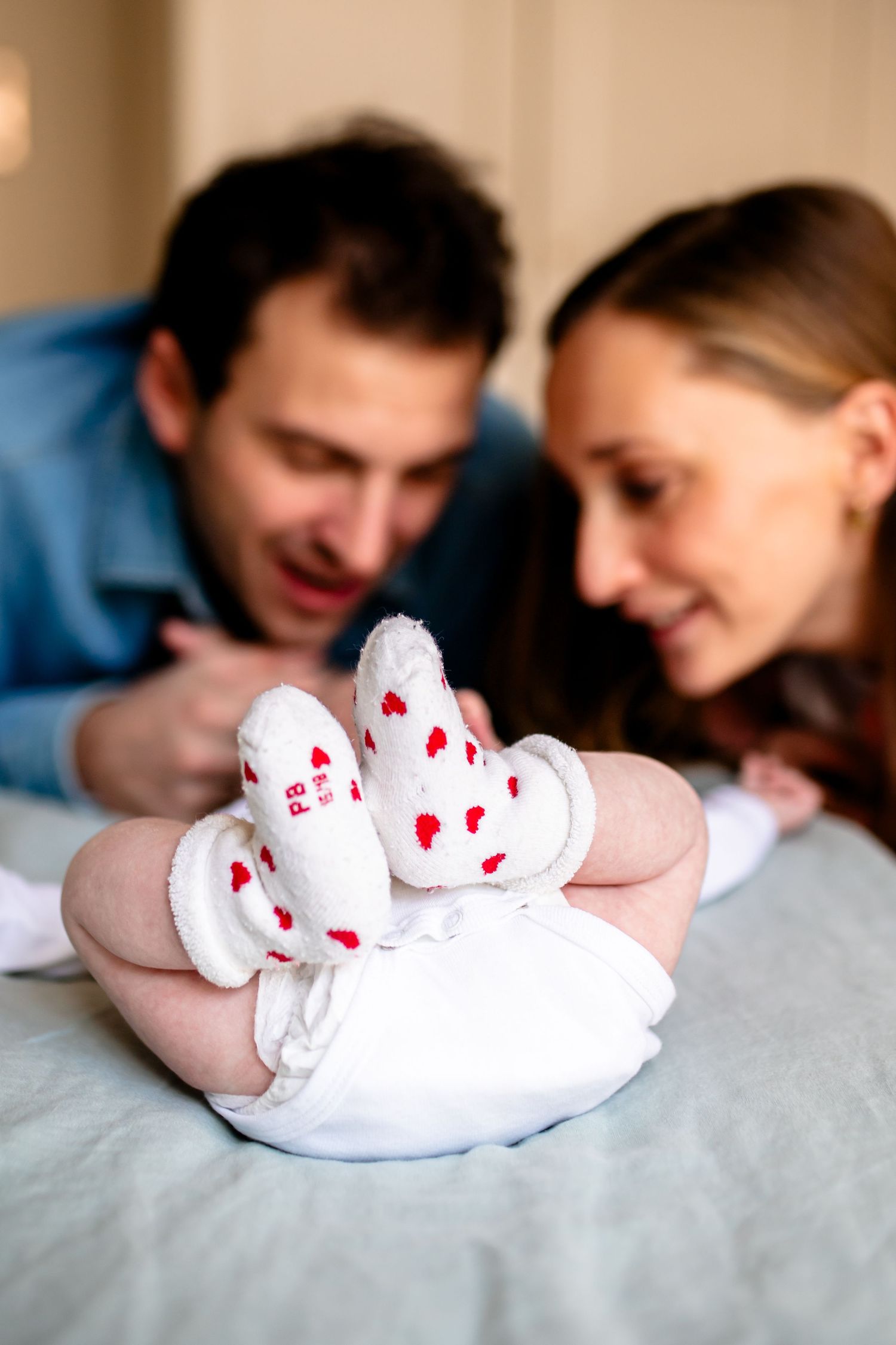 Photos de bébé dans le lit avec ses parents