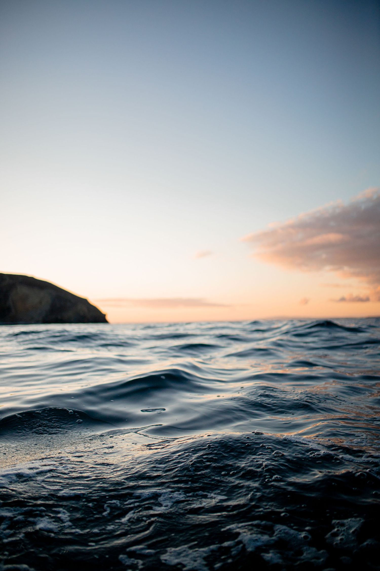 détail d'eau de mer avec lever de soleil presqu'île de Crozon