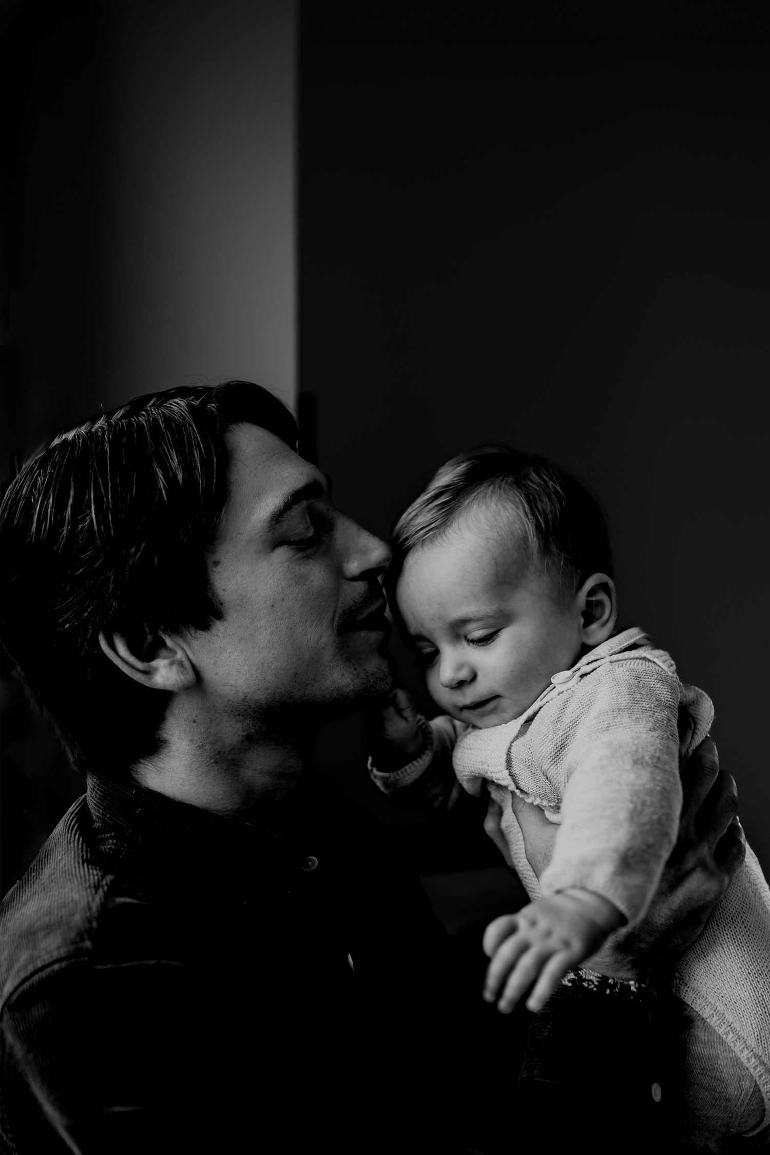 Bébé et son papa contraste