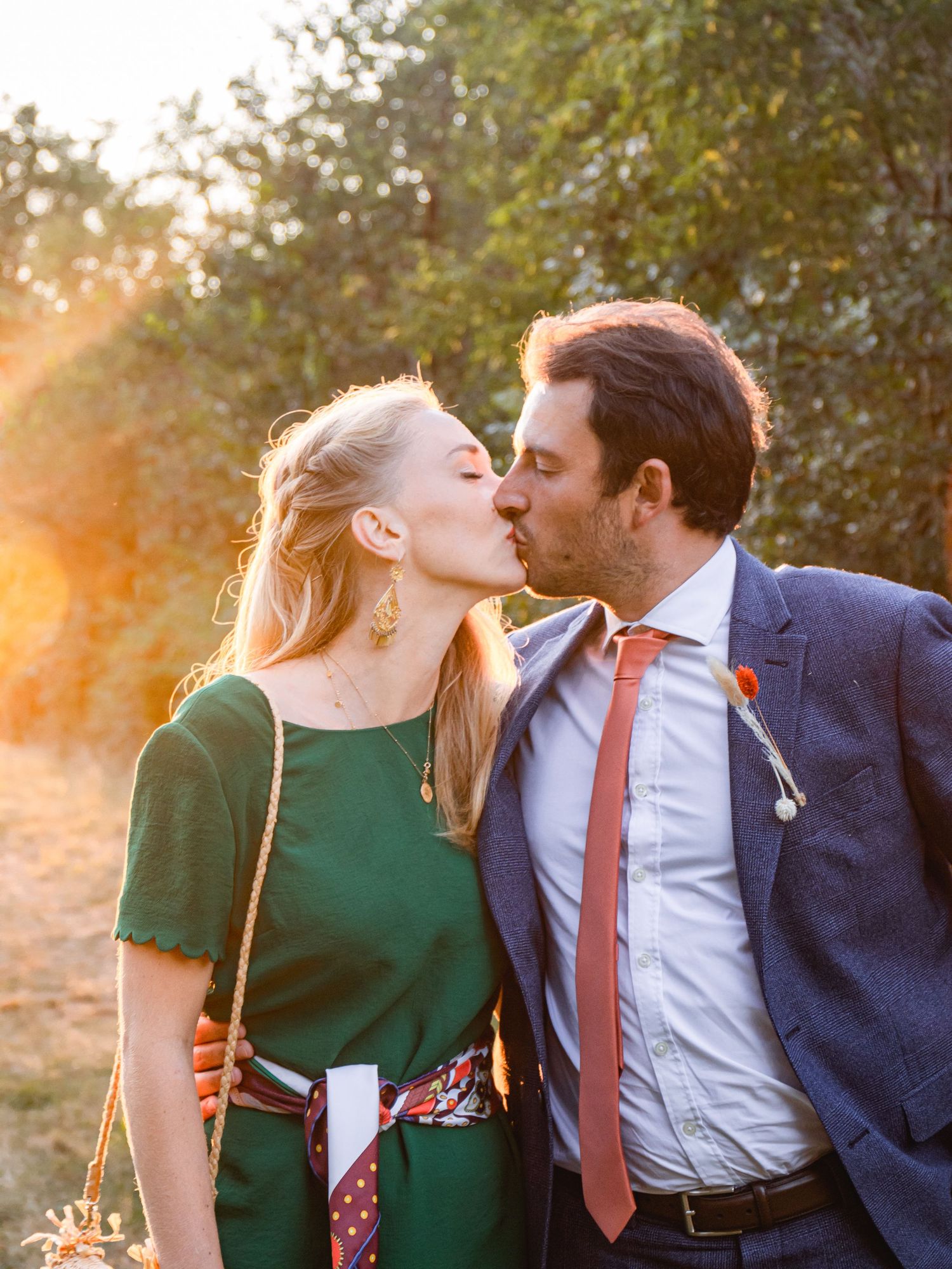 photo de couple mariage bisous golden hour