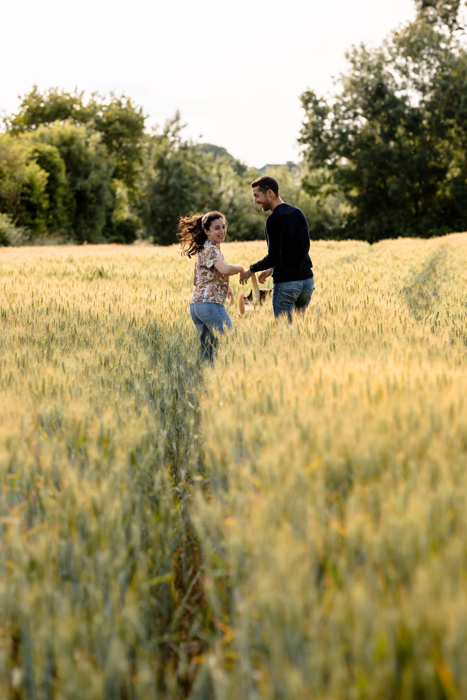 Couple qui cours dans un champ