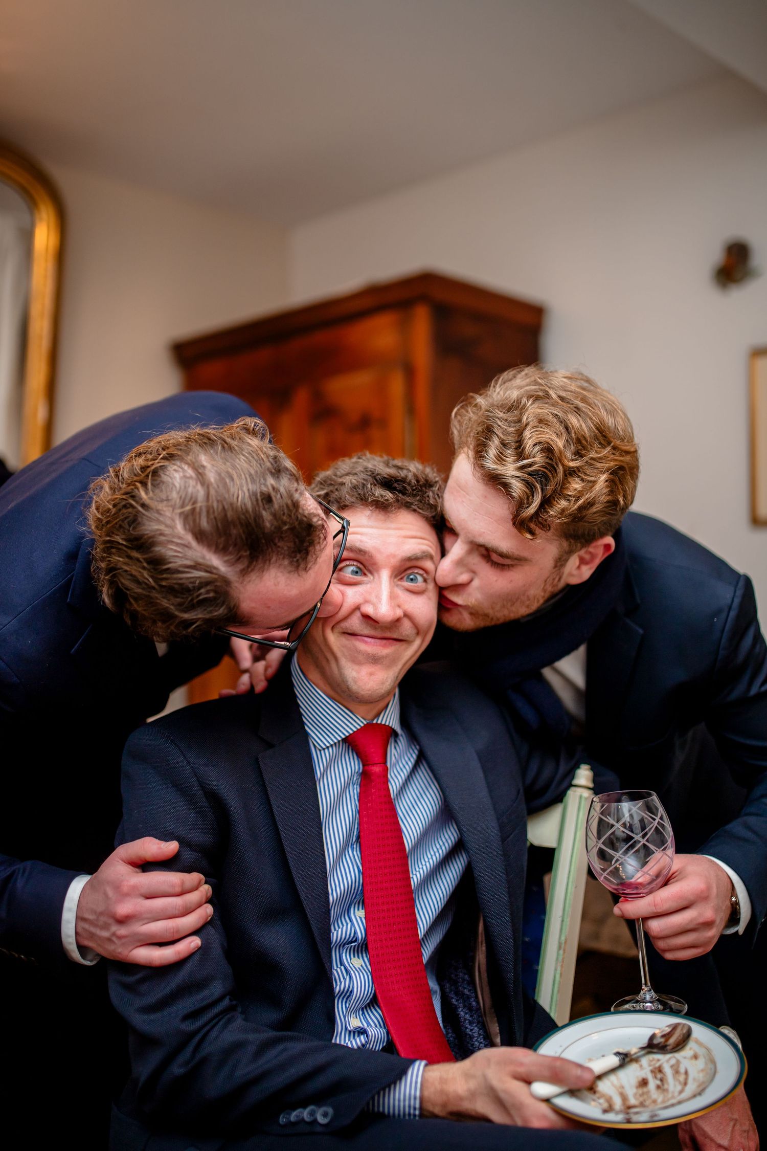 Amusante photo copain bisous joues mariage